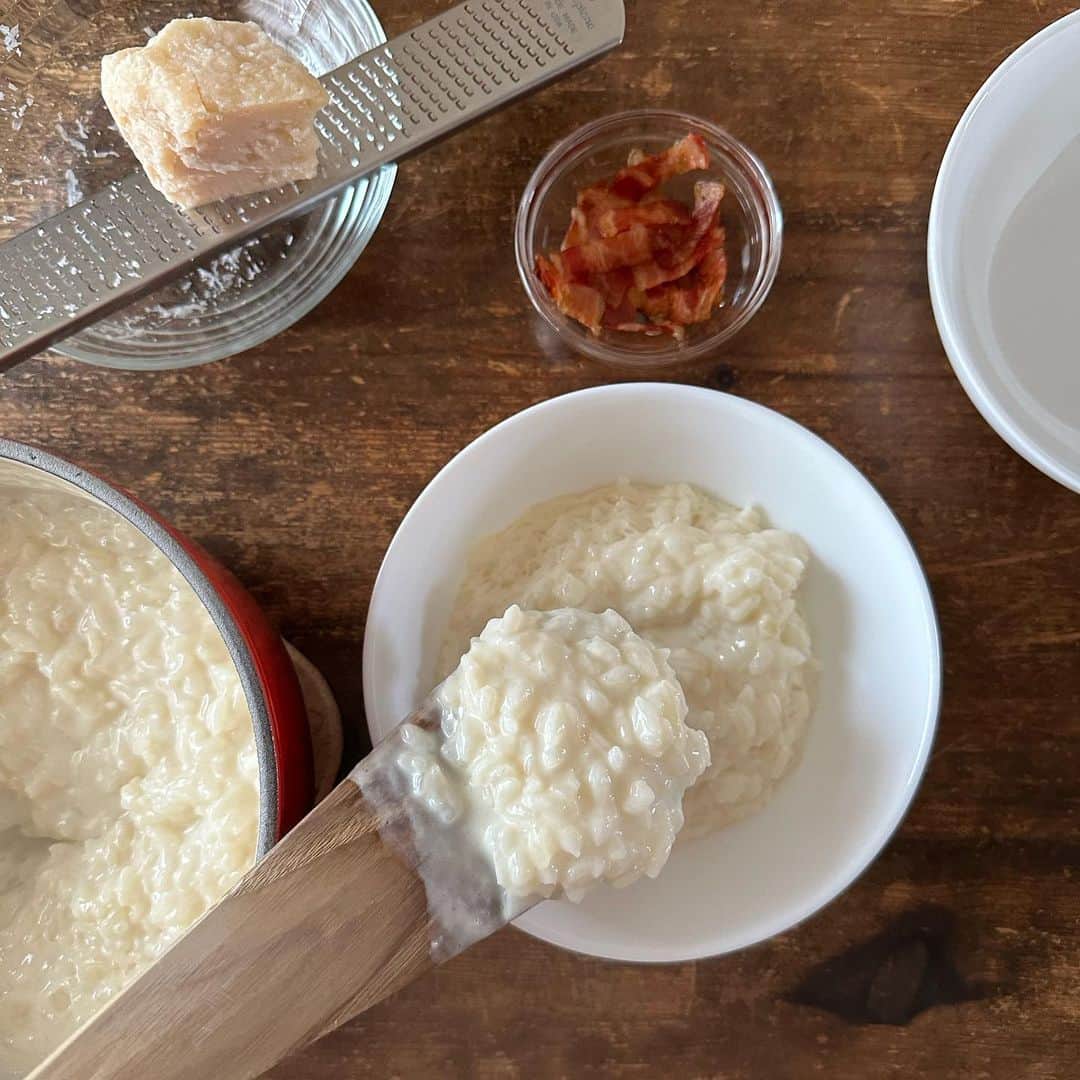Tesshiさんのインスタグラム写真 - (TesshiInstagram)「ミルクおじや Milk rice porridge #yummy #homemade #healthy #rice #porridge #ojiya #milk #bacon #parmigiano #おいしい #おじや #牛乳 #ベーコン #マカロニメイト #フーディーテーブル #手作り  オリーブオイル大1、トッピング用ベーコン少し(炒めて取り出す)、玉ねぎ1/4個、水1カップ、牛乳1カップ、コンソメ1個、ごはん200g、バターひとかけら、パルミジャーノ・レッジャーノ、塩胡椒など 1 tbsp olive oil, bacon, 1/4 onion, 1 cup water, 1 cup milk, 1 stock cube, 200g Gohan, 1/2 tbsp butter, Parmigiano Reggiano, salt and pepper…」6月11日 21時57分 - tmytsm