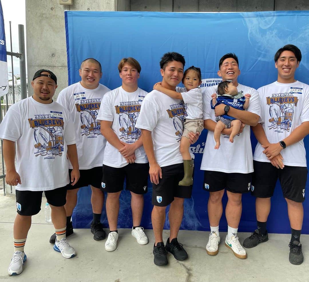 杉岡沙絵子のインスタグラム：「🏉✨✨ 　 　 娘もいろーんな選手達に かわいがってもらえて幸せだっただろうな☺️ 　 小さい頃にこんなにかっこいいラガーマン達に 遊んでもらえるなんて羨ましい🤣🤣🤣 　 　 みんなまたいつでも 我が家に遊びに来てね😊 　 　 ・ ・ #レヴズファミリー#ヤマハファミリー #長女の小さい頃の写真シリーズ」