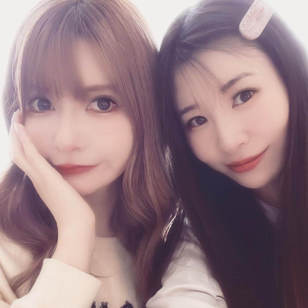 清水彩子のインスタグラム：「美咲ちゃんからもらったヘアピン早速付けてみた🩷  #ありがとう🩷 #🎁」