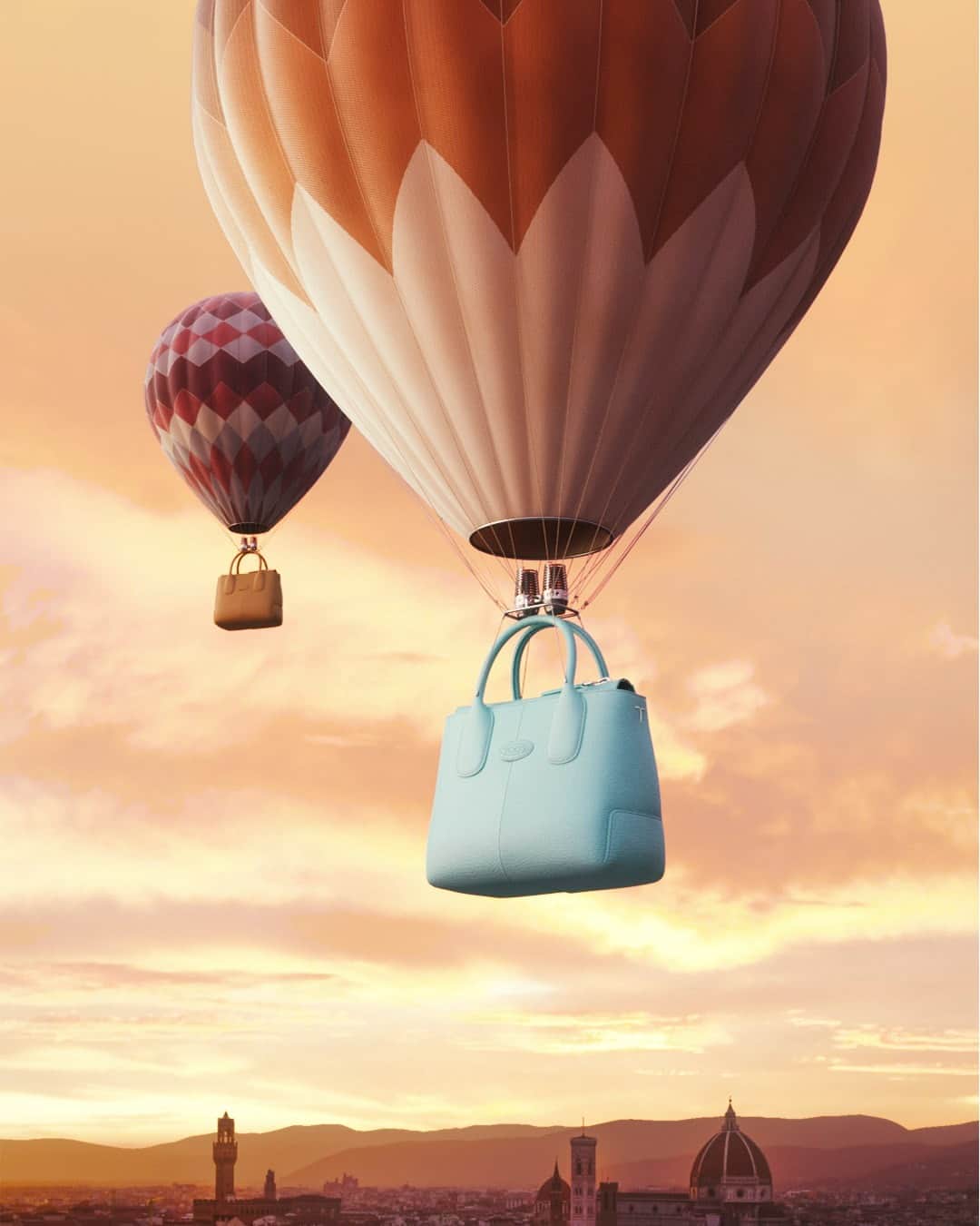 トッズさんのインスタグラム写真 - (トッズInstagram)「Up in the clouds, light like air. With Tod's Italian Icons, the Di Bag reaches new heights in a dreamy hot air balloon.  #TodsSS23 #TodsDiBag #Tods」6月11日 22時00分 - tods