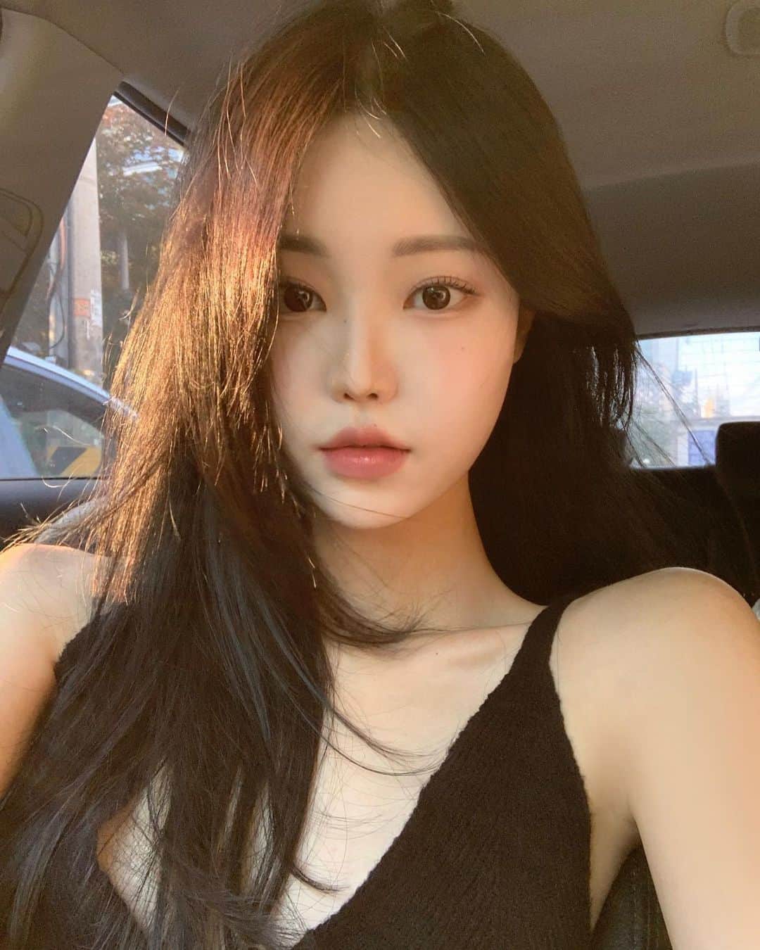 キム・ダビンのインスタグラム：「자른 머리와 덜어낸 화장이 마음에 쏙 드는 요즘 ♥」