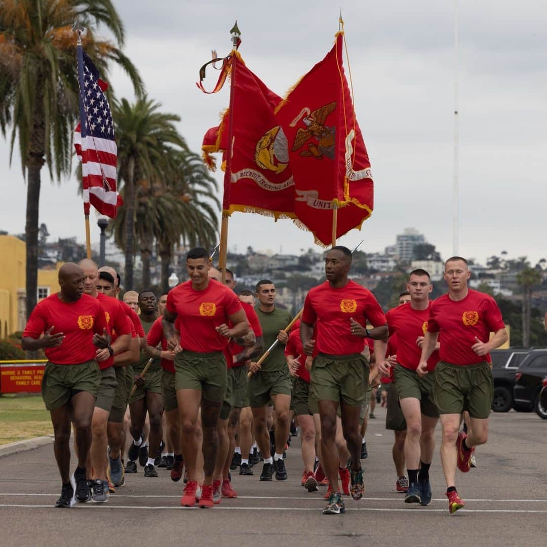 アメリカ海兵隊のインスタグラム：「Sunday = Run Day 👟  📍 @MCRDSD (June 8, 2023)  New #Marines with Bravo Company, 1st Recruit Training Battalion, run in formation during a motivational run.  The motivational run is the last physical training exercise Marines conduct while at MCRD.   📷 (U.S. Marine Corps photo by Lance Cpl. Alexander O. Devereux)  #USMC #SemperFi #fitness」