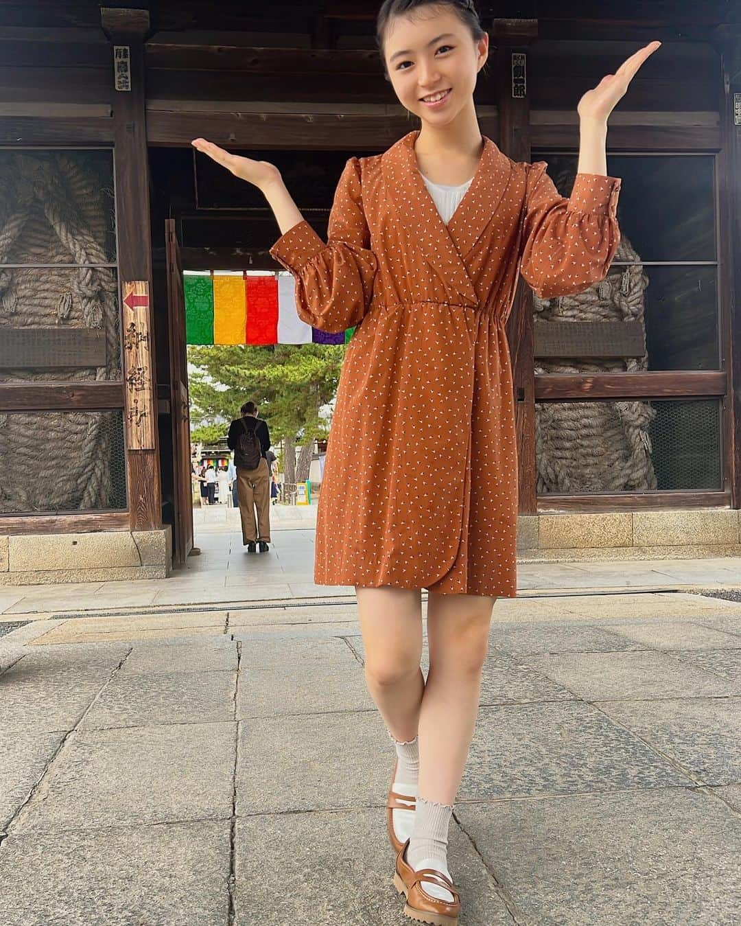 大里菜桜さんのインスタグラム写真 - (大里菜桜Instagram)「今日のイベントのオフショット🥹レトロな髪型の編集者になったつもりでしたがどうでしょうか。笑 上映イベント終了後に善通寺にお参りに行きました。「戒壇めぐり」といって御影堂の地下約100メートルの真っ暗な通路をめぐる体験をさせていただきました。自己を見つめなおす精神修養の道場なのだそうです。歩きながら大声出して荒ぶれてすみませんでした😣暗くて怖かったです😭菜桜はまだまだ修行が足りてませんでした💦 映画「シアワセの足音」の撮影時は4歳だった座敷わらし役の寧ちゃんが大きくなっててビックリしました😳なんと空手日本一になってました💦強すぎるよ寧ちゃーん。笑 桑野一家の皆さんにも久しぶりに会えてとても楽しかったです。 中越さんには前日のリハーサルで色々アドバイスがもらえて心強かったです😃おかげで今日は自信持って舞台に立つことが出来ました。 ありがとうございました🙏  今日は生まれて初めての朗読劇の他にも、美味しいおうどんを食べたり、駆けつけてくださった多くの皆さんとお写真撮ったり。少しの時間ではあったけどお話しが出来て最高に幸せでした🫶🏻 「ぐるり1200キロ、はじまりの旅」の上映では我が家のバービーちゃんも登場してたから会場でクスッと笑ってくれたりして嬉しかったです🐶 空海さんって思ったより身近な存在なんだということに気づけたし、菊池寛さんの事も少しだけどお勉強出来て本当に充実した一日でした😊 今日は早めに寝ようと思います。 皆さんありがとうございました。  #空海#映画#上映#朗読劇#舞台挨拶#昆夏美　さん#長村航希  さん#桑野寧　ちゃん#香西志帆　監督#大里菜桜」6月11日 22時00分 - naooosato