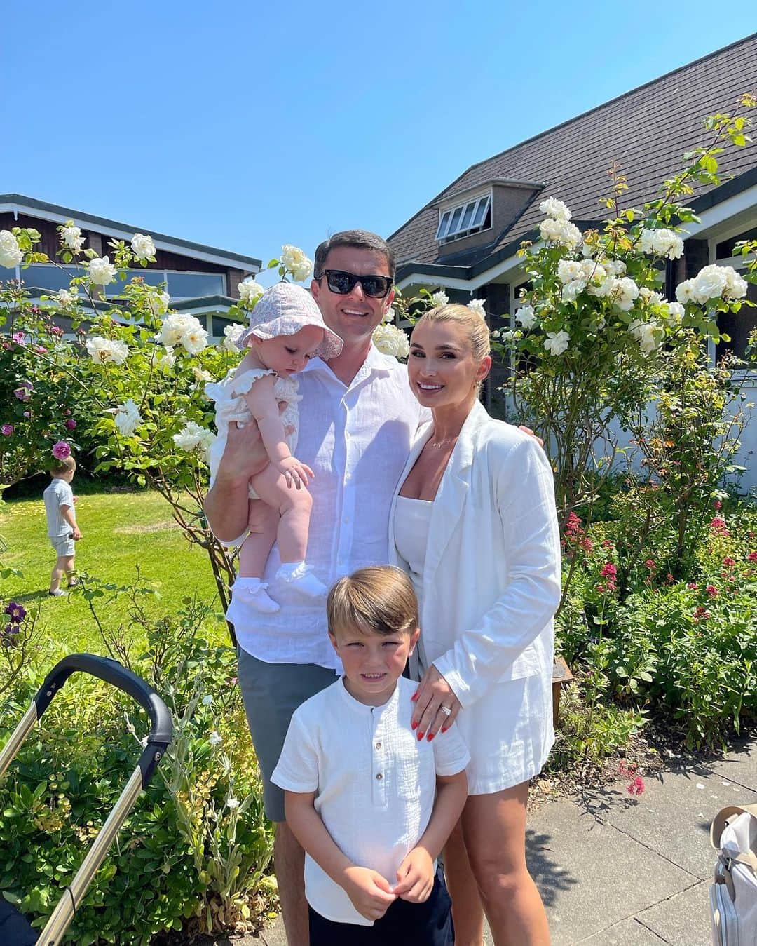 ビリー・フェアーズのインスタグラム：「My L🤍VES   The most wonderful day celebrating Oliver’s Holy communion 🤍」