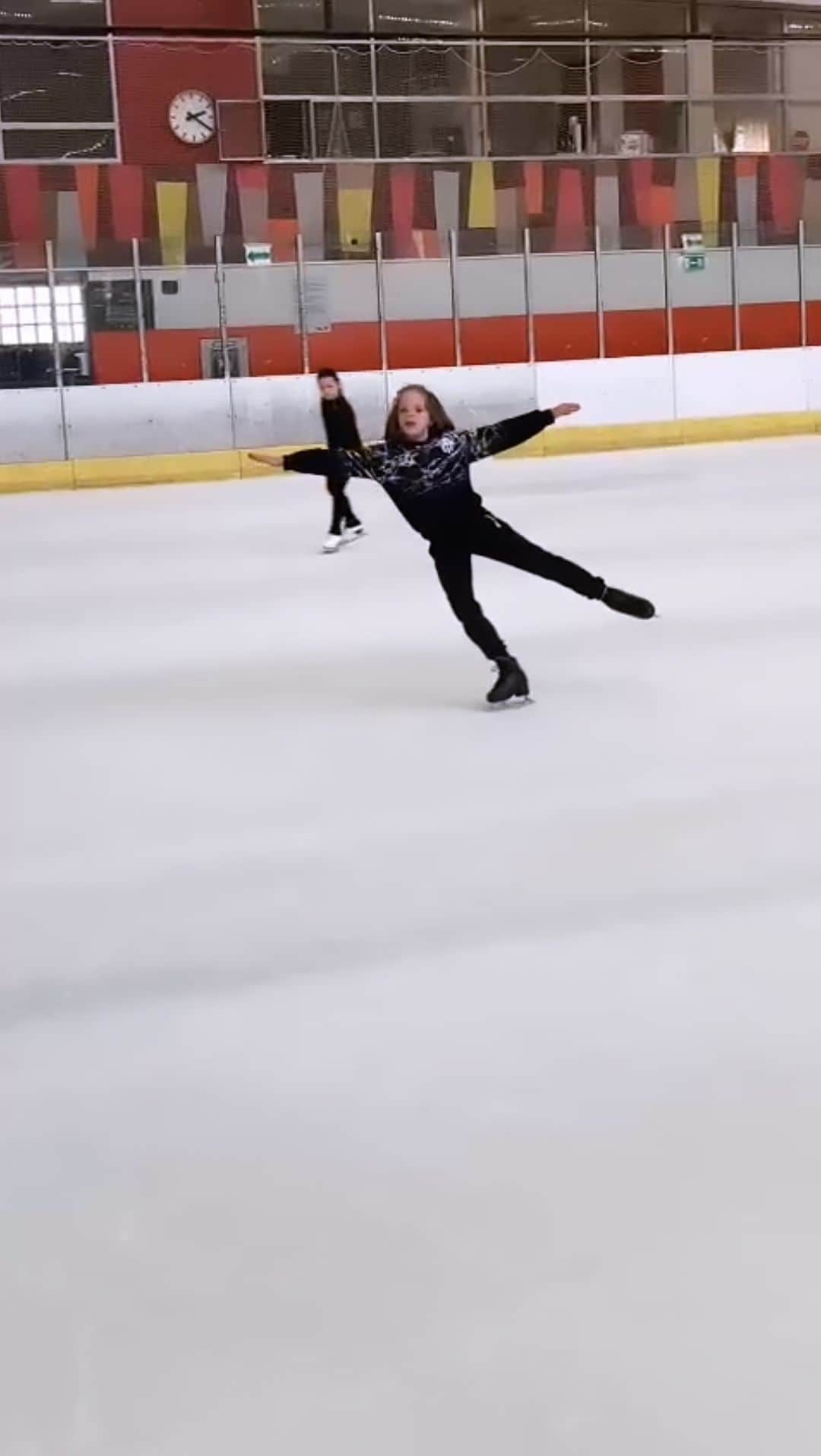 ケルシュティン・フランクのインスタグラム：「Makes me so happy when I get Videos like these…☺️☺️  Keep up the good work Ilja!  #proud #proudcoach #workinghard #workinghardalwayspaysoff #figureskating #isufigureskating #skateaustria  @iljs_vv」