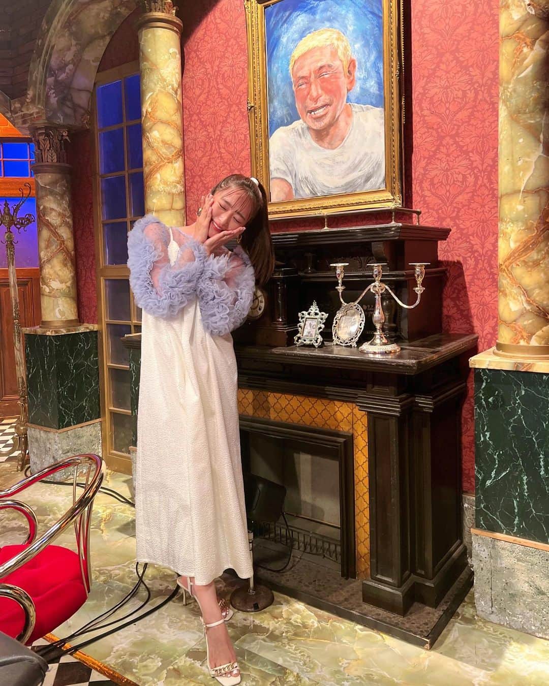 近藤千尋のインスタグラム：「人志松本の酒のツマミになる話 今週お邪魔しております💗📺 最高な方々とお酒を飲みながら ほろ酔いトーク🍺🌏 幸せな時間で笑いっぱなしでした🎵 是非ご覧ください！！！  #近藤千尋衣装  明日からまた1週間、また がんばろうねっ💓🙆‍♀️  tops,one-piece @bibiy_official pierce @rosebud_official shoes @randa_pic」