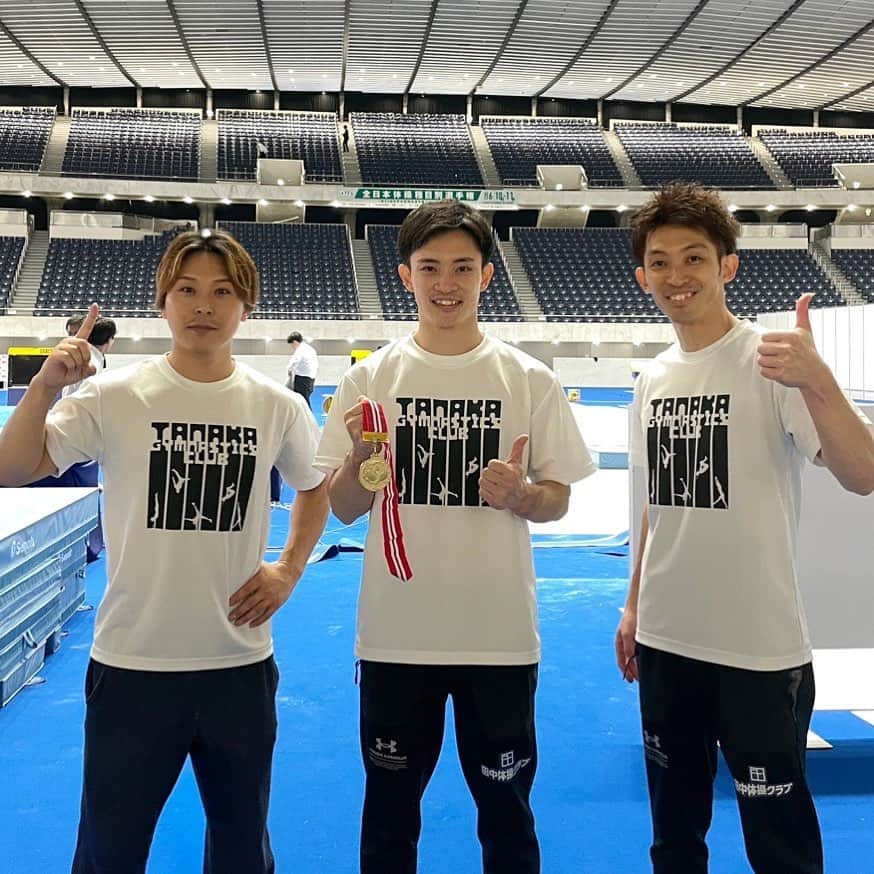 田中佑典のインスタグラム：「. 9年ぶりの鉄棒日本一  9年前とはずいぶん違う景色です 体操を続けるのは簡単なことではないですが こうしてできるのも いま周りにいるみんなのおかげで あいつ試合楽しんでるなあ。って観てて思ったなら それは2人のおかげです 今日の演技で心動いた方は 2人にお礼言っといてください😉😁  声援くれたみんなありがとう チカラ湧きに湧きました🤝  引き続き、精進します。  #第77回全日本体操種目別選手権　 #大会開催運営ありがとうございました　 #田中体操クラブ」