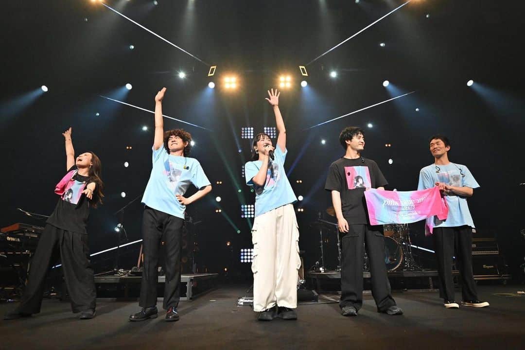 緑黄色社会のインスタグラム：「#pinkbluetour2023   day8 @  福岡サンパレス 2日目！ 2023.6.11  初の福岡2days みんなで作った最高のLIVEでした✨  Thank you!!  📸 @yoshihiko.tanaka  #緑黄色社会」