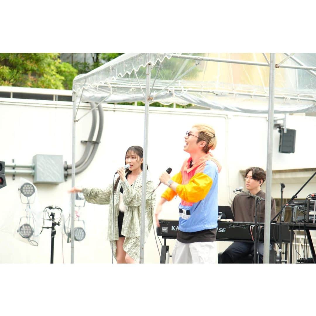 towanaのインスタグラム：「久々のリリイベ🎁✊✌️✋ ライブ中は雨も止みみんなの声を聞きながら楽しく歌わせてもらいました。あいにくのお天気のなか会いに来てくれたふぁなみりーたち、本当にありがとう💋  fhánaの新しい冒険の始まり、 「Runaway World」をあらためてよろしくお願いいたします🌈✨ #逃走中 #アニメ逃走中 #逃走中gm   わ~それにしても.. みんなと直接お喋りするの、なんでこんなに楽しいんだろう？ 本当に元気をもらえるし、ふぁなみりー~~大好きだよ~って想いが溢れる。またすぐ会ってお喋りしたいよ  今日来てくれたみんな、再来週から始まるツアーの声出し引っ張ってってね☺︎ お願いしますよ🫶」