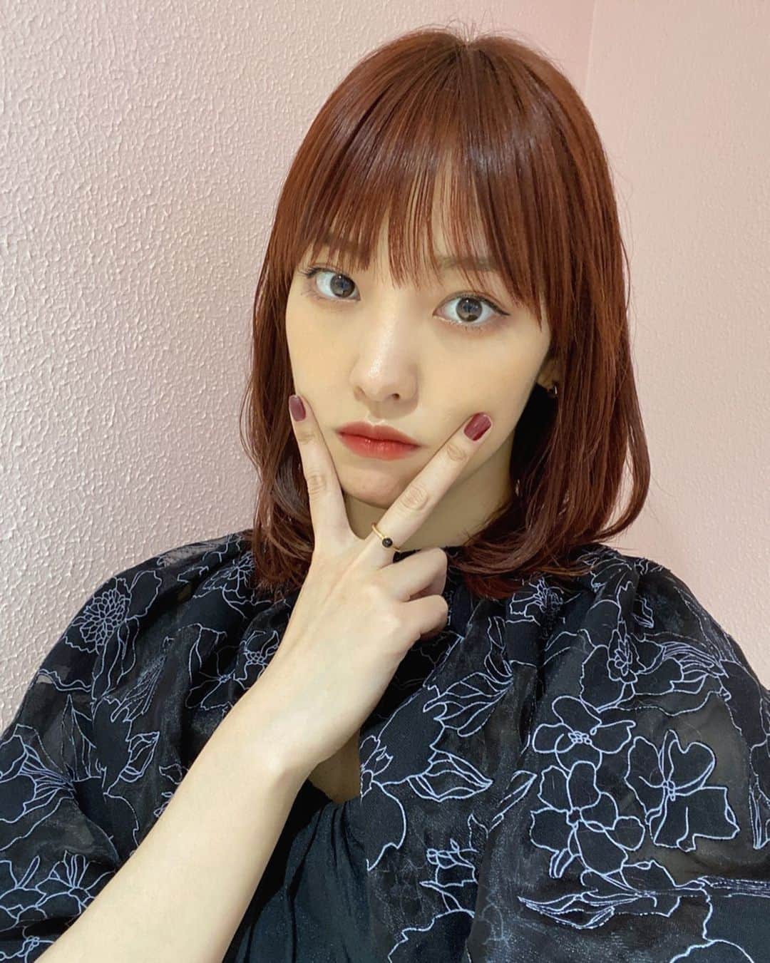 飯窪春菜のインスタグラム：「✂︎  稽古オフでようやく美容院行けました☺️ 人より髪の毛伸びるの早いから 前髪も前回の投稿から3センチくらい長くなっていたのでスッキリしました🫶🏻  髪の毛生き返ったけど、毛量あっても一本一本が細いので強くなりたい……🔥 爪もね、人より脆くてすぐ割れたり二枚爪になるから伸ばせない……🥺 だからタンパク質摂るべくプロテイン買ってきました😮‍💨笑 ダイエットにもちょうど良いし一食置き換えようと思います✊🏻✊🏻✊🏻  #今朝もプロテイン飲んだ #今日は珈琲とホットミルクと #夜にサラダだけ #目の前にカップ麺があるけど誘惑に負けないぞ……🥹🔥」