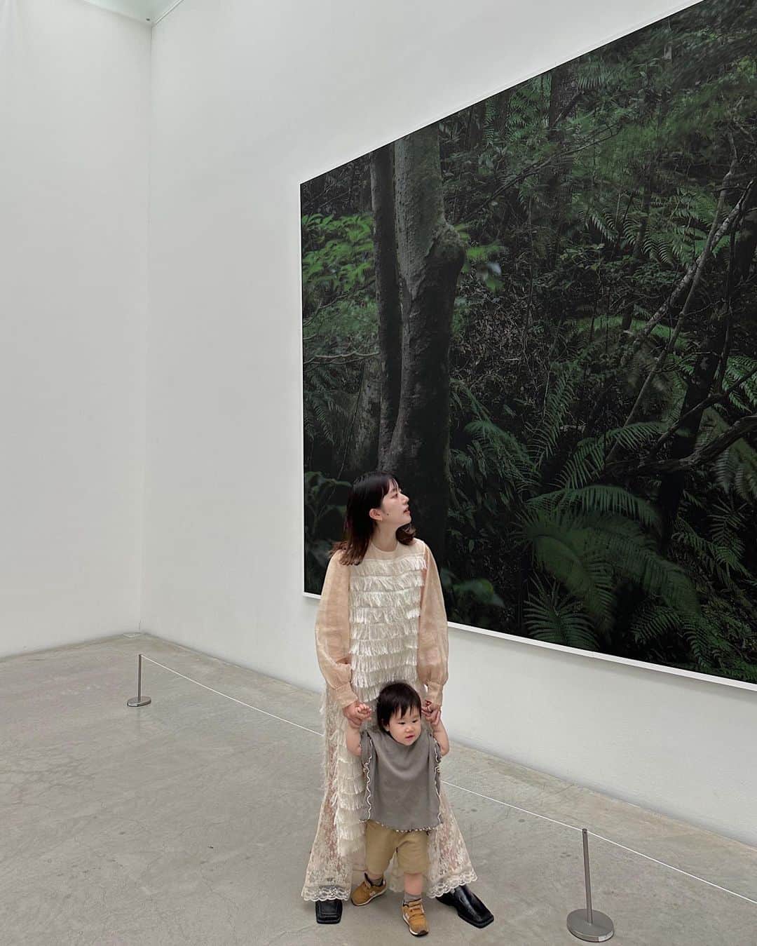 るっこのインスタグラム：「絵に触りたいすいを止め続けた結果が4枚めです🤣笑  #ruko_mama #金沢旅行 #21世紀美術館  #1歳半」