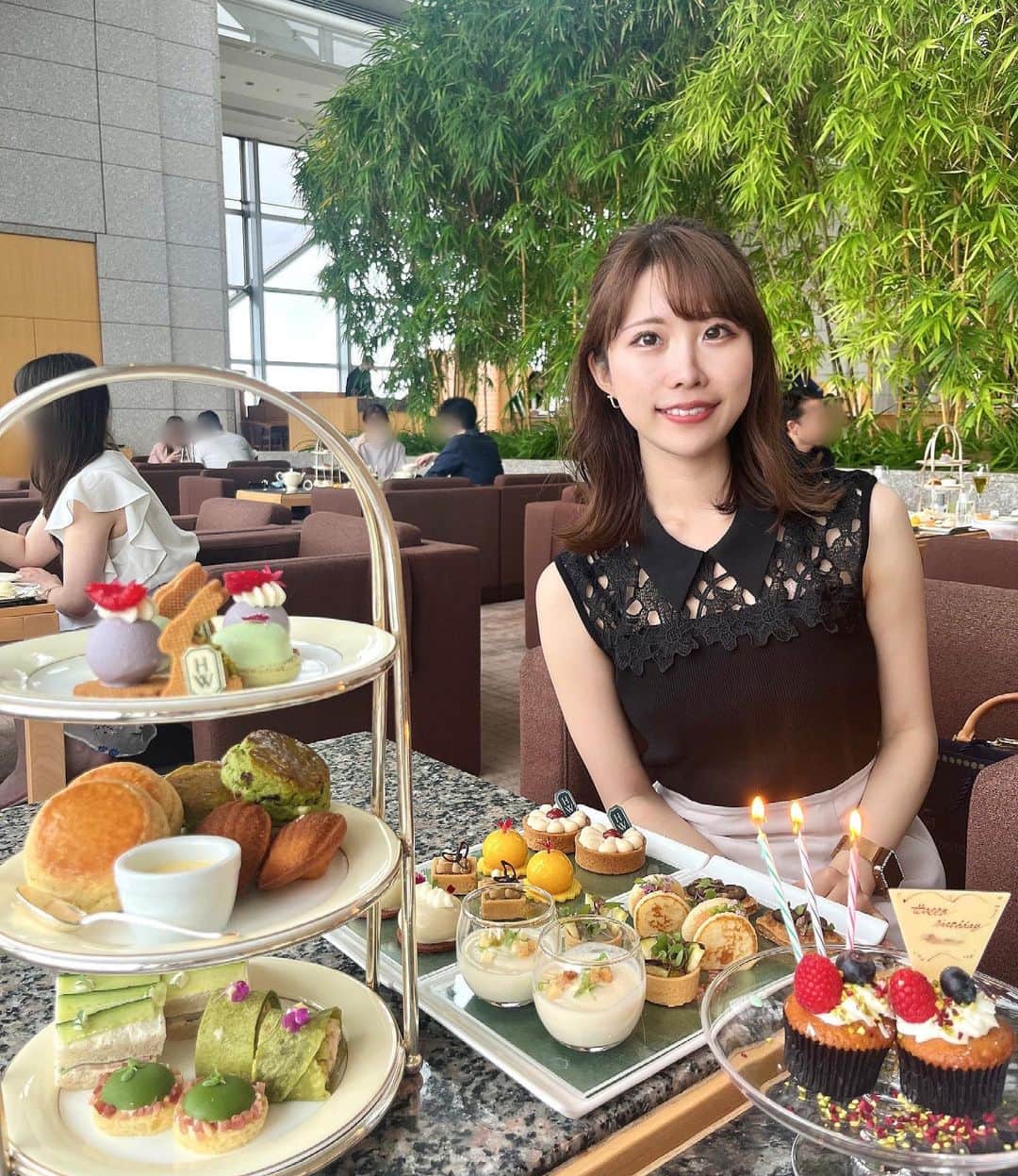 のインスタグラム：「昨日誕生日を迎えました🪽🩵 幸せな1年でした！より良い1年に！！  お祝いメッセージくれた方もありがとうございます💐 これからもよろしくお願いします🫶   #アフタヌーンティー #バースデープレート #ピークラウンジ #parkhyatttokyo #harrywinston #hotelstay」