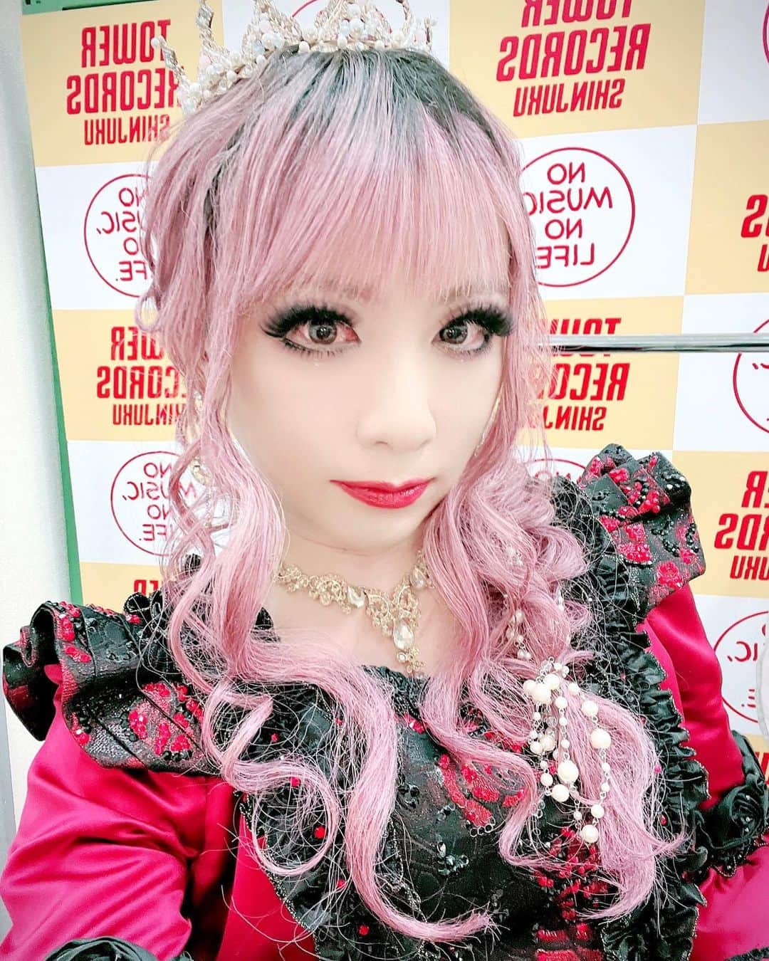 のインスタグラム：「Versailles タワーレコード新宿店「15th Anniversary Tour -JUBILEE-」 INSTORE EVENTありがとうございました。  #HIZAKI」