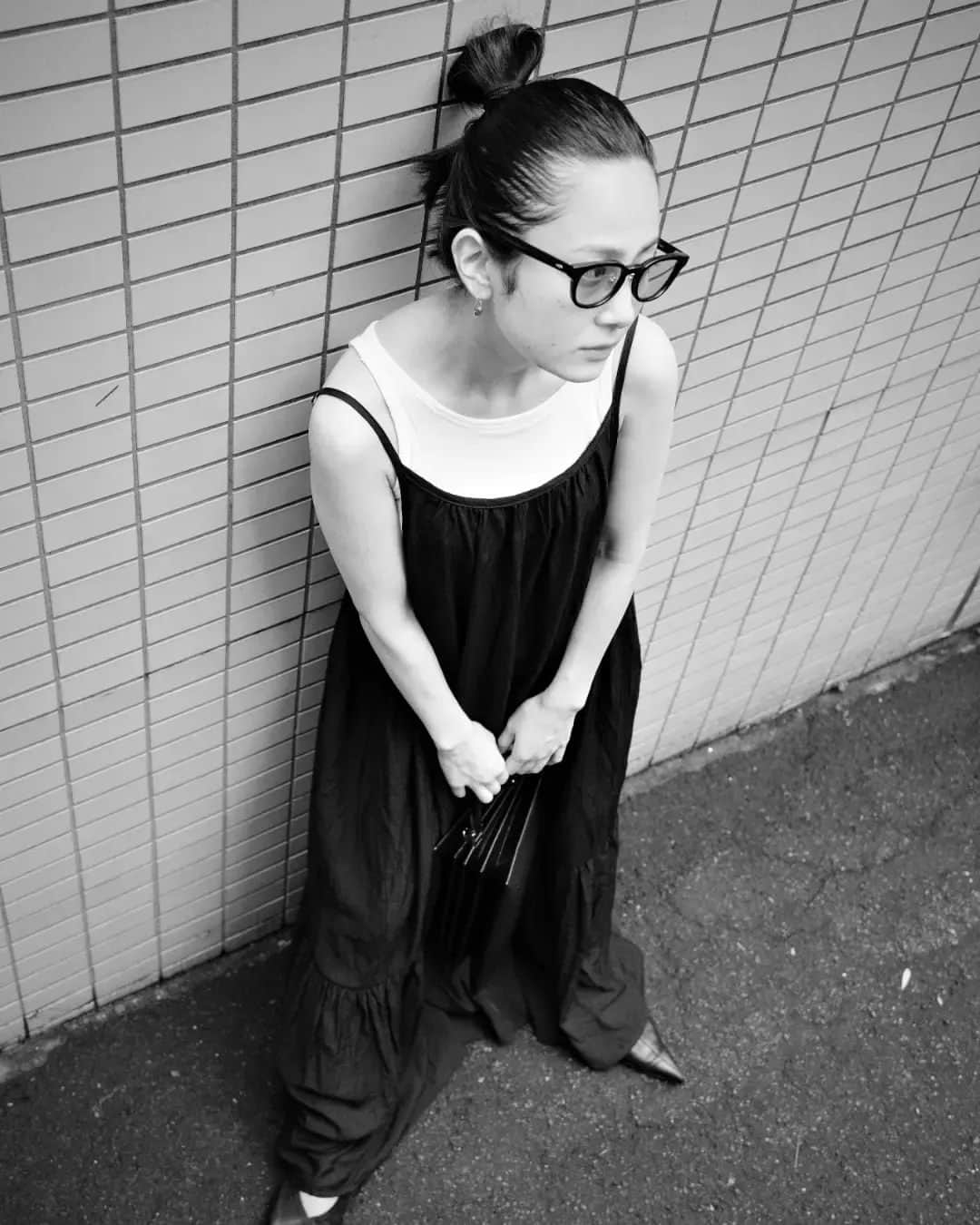 小川琴美のインスタグラム：「Dress @happyjohn_official Eyewear @uyus.jp Bag @jilsander Shoes @acnestudios  #happyjohn #jilsander #acnestudios #uyus」