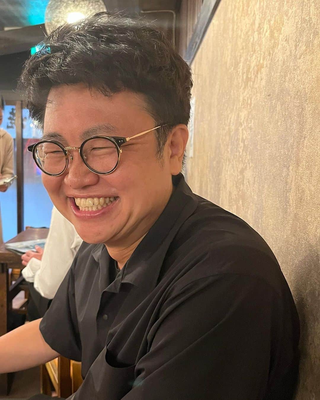 森田哲也のインスタグラム：「結婚発表から数日後にたまたま福岡でタイミングが合って二人で飲んだのに気ついたら結婚の話ほとんどせず単独ライブの話とチャンピオンズリーグの話とオレが持ってきた汚いゴシップでヘラヘラしてはった。 なんにせよおめでとうございます。  #銀シャリ橋本さん  #バイクさんとオレを置いて先にあがった男」