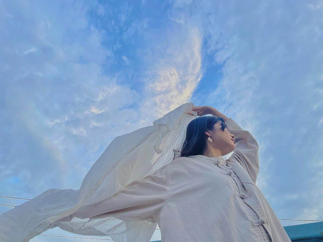 中心愛さんのインスタグラム写真 - (中心愛Instagram)「碧い  #夏 #碧 #青 #空 #ポートレート」6月11日 22時17分 - corocoro0317