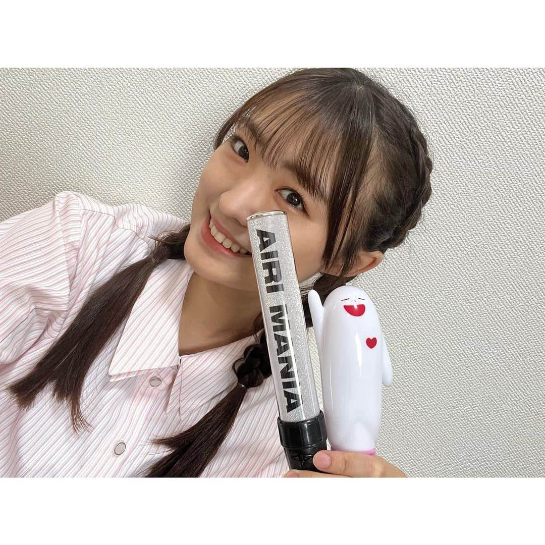 春名真依さんのインスタグラム写真 - (春名真依Instagram)「＊ #ココロノオトヲ 参戦してきました！  この日をずーっと楽しみにしていて、 楽しみにしすぎて、私は本当にライブに行くのかなと、 まわりまわって今日が来て欲しくないと思うくらい楽しみしていました！！笑  もう全ての瞬間ハイライト… ライブに来れたぁ歌声聴けたぁという嬉しさで 1曲目の歌い出しから涙腺に来てしまって、 1サビにはもう号泣でした。 なんならもう始まる！っていう時からうるうるしてました… どの場面を切り取っても最強で、 私は凄い方を推してしまっているのだなぁとライブを見ながら思っていました。 コールもたくさんできて楽しすぎたぁ〜！  誰も1人にしない方で、歌声にも人柄にも寄り添ってくれるような温もりがあって、すごく近くに感じられるんです。  前にアイドル論で鈴木愛理さんのことを書きまくったくらい好きで、 誰にも真似することのできないその人柄、歌、ダンス、表現力、姿勢、お顔、全て大好きです。 これからも大好きです！  チケットゲットして見に行けてよかったです🩷💚  #鈴木愛理 さん #airimania 少々熱くなってしまいました🫣  この機会にこれまで参戦した際に撮らせていただいた写真を…📷 いつ見ても夢みたいな写真です。」6月11日 22時18分 - harunamai_official