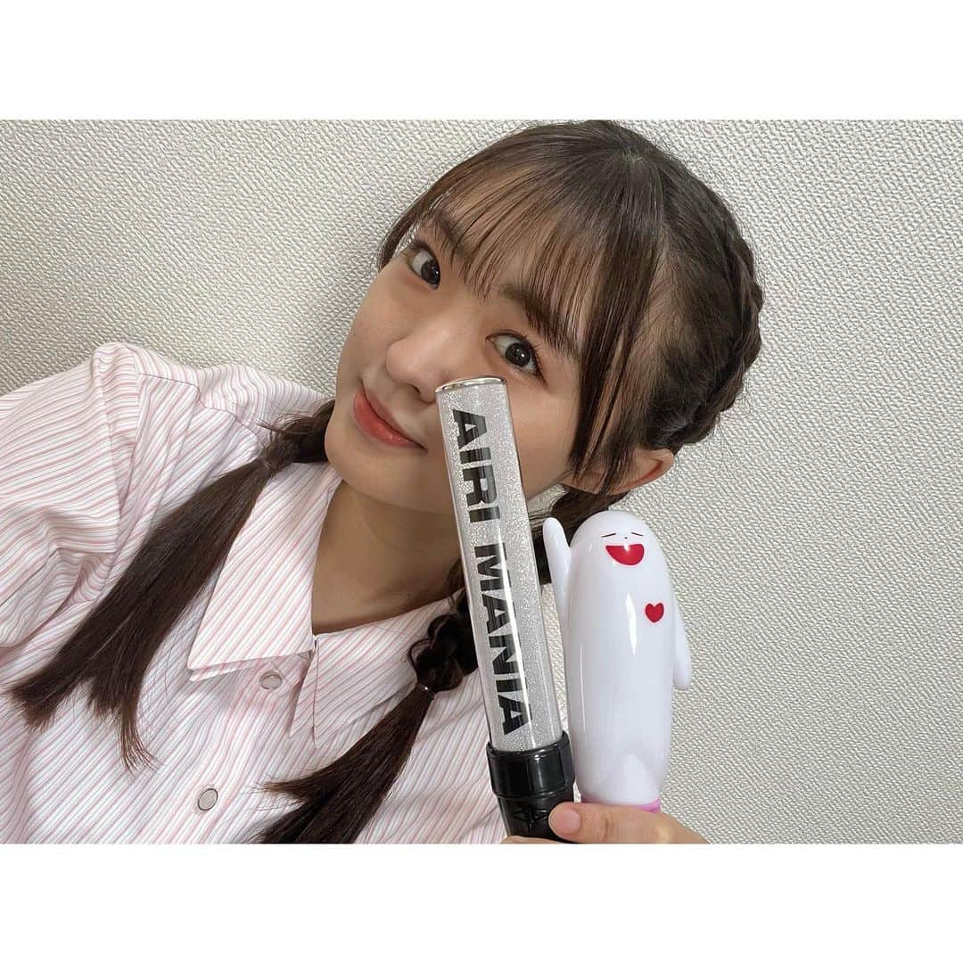 春名真依さんのインスタグラム写真 - (春名真依Instagram)「＊ #ココロノオトヲ 参戦してきました！  この日をずーっと楽しみにしていて、 楽しみにしすぎて、私は本当にライブに行くのかなと、 まわりまわって今日が来て欲しくないと思うくらい楽しみしていました！！笑  もう全ての瞬間ハイライト… ライブに来れたぁ歌声聴けたぁという嬉しさで 1曲目の歌い出しから涙腺に来てしまって、 1サビにはもう号泣でした。 なんならもう始まる！っていう時からうるうるしてました… どの場面を切り取っても最強で、 私は凄い方を推してしまっているのだなぁとライブを見ながら思っていました。 コールもたくさんできて楽しすぎたぁ〜！  誰も1人にしない方で、歌声にも人柄にも寄り添ってくれるような温もりがあって、すごく近くに感じられるんです。  前にアイドル論で鈴木愛理さんのことを書きまくったくらい好きで、 誰にも真似することのできないその人柄、歌、ダンス、表現力、姿勢、お顔、全て大好きです。 これからも大好きです！  チケットゲットして見に行けてよかったです🩷💚  #鈴木愛理 さん #airimania 少々熱くなってしまいました🫣  この機会にこれまで参戦した際に撮らせていただいた写真を…📷 いつ見ても夢みたいな写真です。」6月11日 22時18分 - harunamai_official