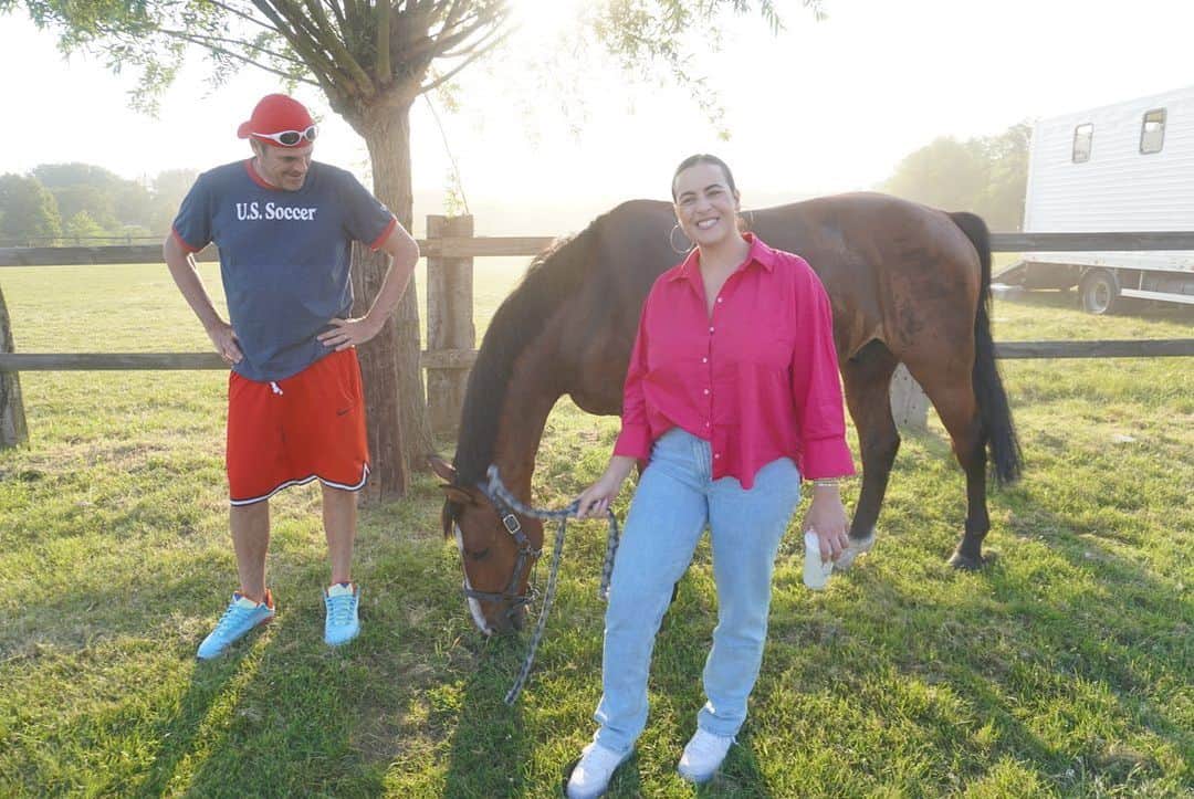 アイラ・トムリャノビッチさんのインスタグラム写真 - (アイラ・トムリャノビッチInstagram)「Needed this quick recharge with the fam 🥰🔋💯 🐴  Also if all else fails, really good at cooling off your horse with a wet towel after a good round, giving cuddles and unlimited carrots.」6月11日 22時18分 - ajlatom