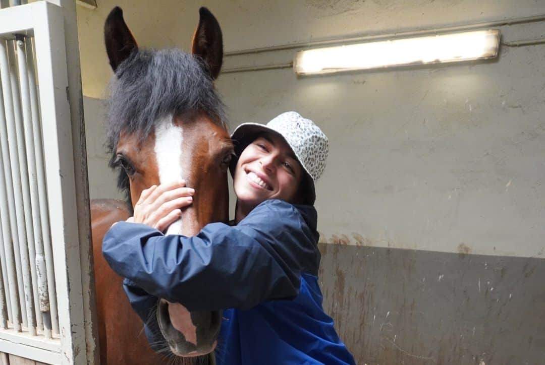 アイラ・トムリャノビッチさんのインスタグラム写真 - (アイラ・トムリャノビッチInstagram)「Needed this quick recharge with the fam 🥰🔋💯 🐴  Also if all else fails, really good at cooling off your horse with a wet towel after a good round, giving cuddles and unlimited carrots.」6月11日 22時18分 - ajlatom