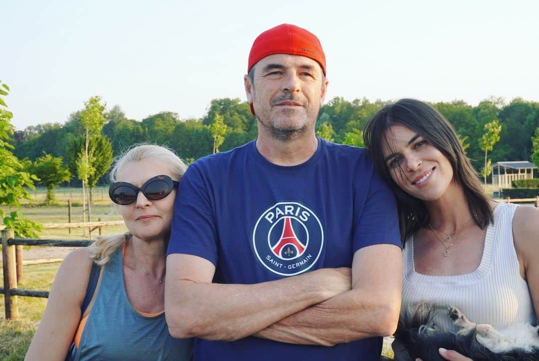 アイラ・トムリャノビッチさんのインスタグラム写真 - (アイラ・トムリャノビッチInstagram)「Needed this quick recharge with the fam 🥰🔋💯 🐴  Also if all else fails, really good at cooling off your horse with a wet towel after a good round, giving cuddles and unlimited carrots.」6月11日 22時18分 - ajlatom