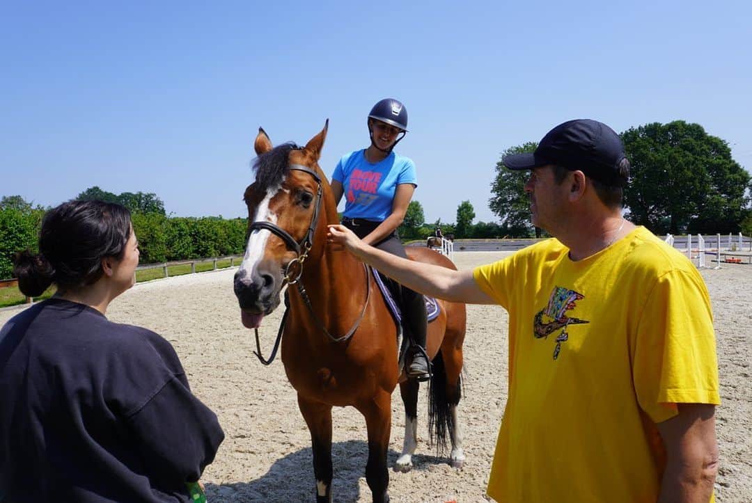アイラ・トムリャノビッチさんのインスタグラム写真 - (アイラ・トムリャノビッチInstagram)「Needed this quick recharge with the fam 🥰🔋💯 🐴  Also if all else fails, really good at cooling off your horse with a wet towel after a good round, giving cuddles and unlimited carrots.」6月11日 22時18分 - ajlatom