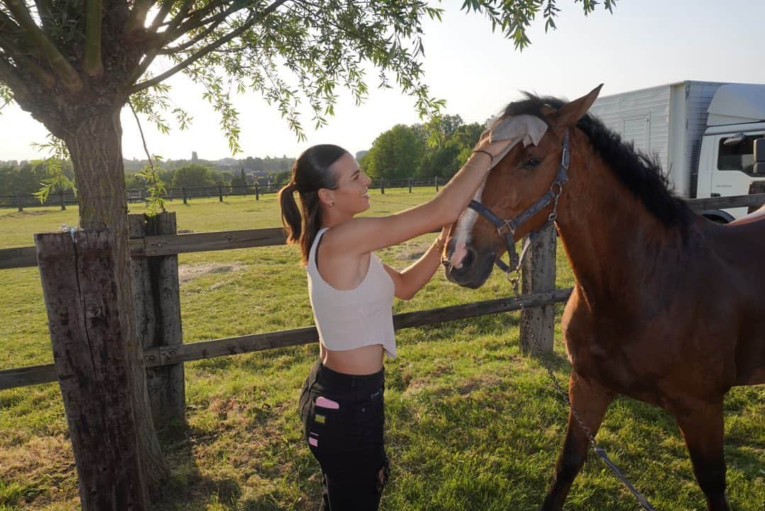 アイラ・トムリャノビッチのインスタグラム：「Needed this quick recharge with the fam 🥰🔋💯 🐴  Also if all else fails, really good at cooling off your horse with a wet towel after a good round, giving cuddles and unlimited carrots.」