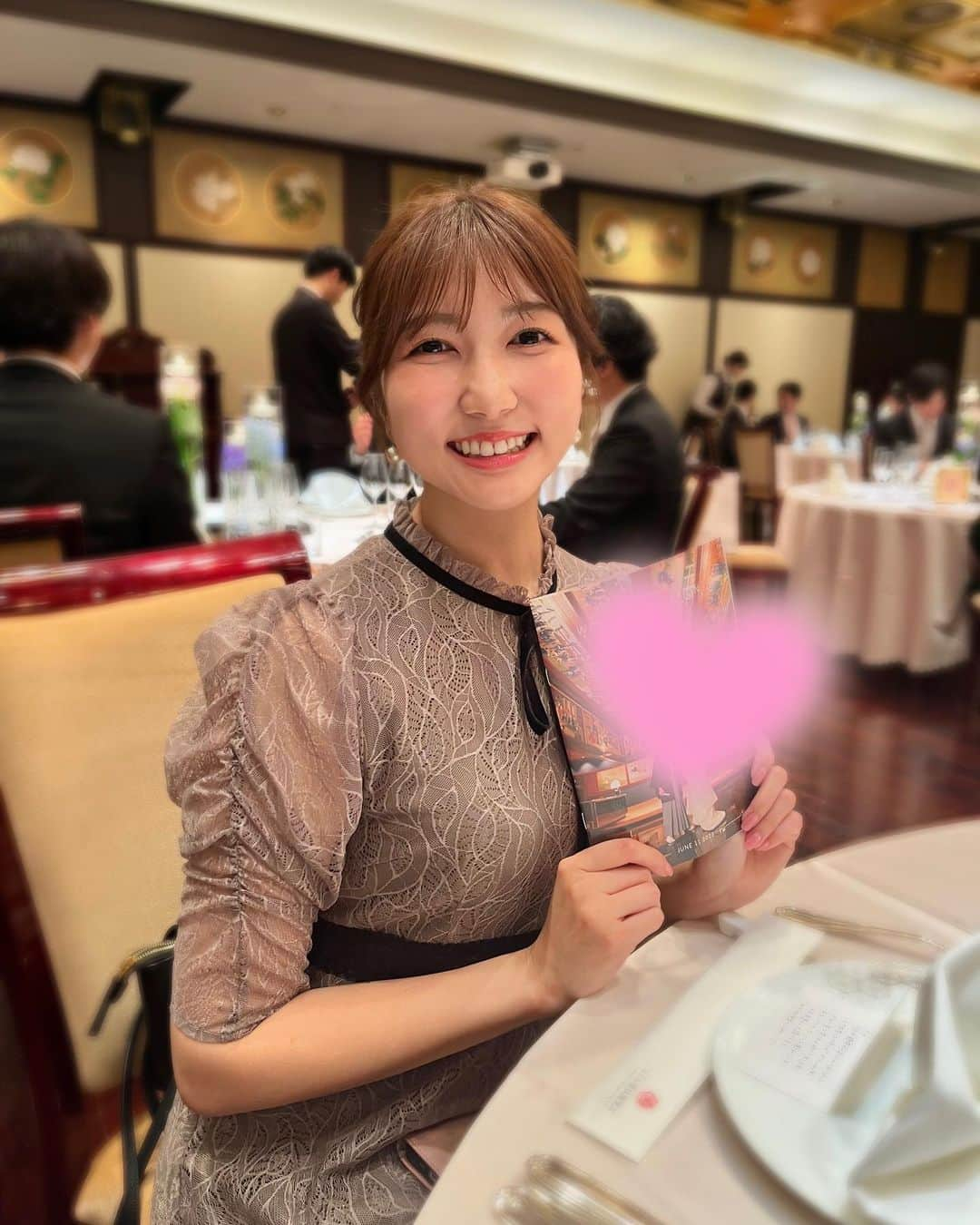 山﨑加奈さんのインスタグラム写真 - (山﨑加奈Instagram)「・ 友人の結婚式でした🤍 いっぱい泣いた一日😢 家族って、いいな☺️🐈 ・ #結婚式 #結婚式お呼ばれ #お呼ばれヘア #お呼ばれコーデ #お呼ばれドレス #アナウンサー #山﨑加奈」6月11日 22時19分 - kana_yamazaki_sbs