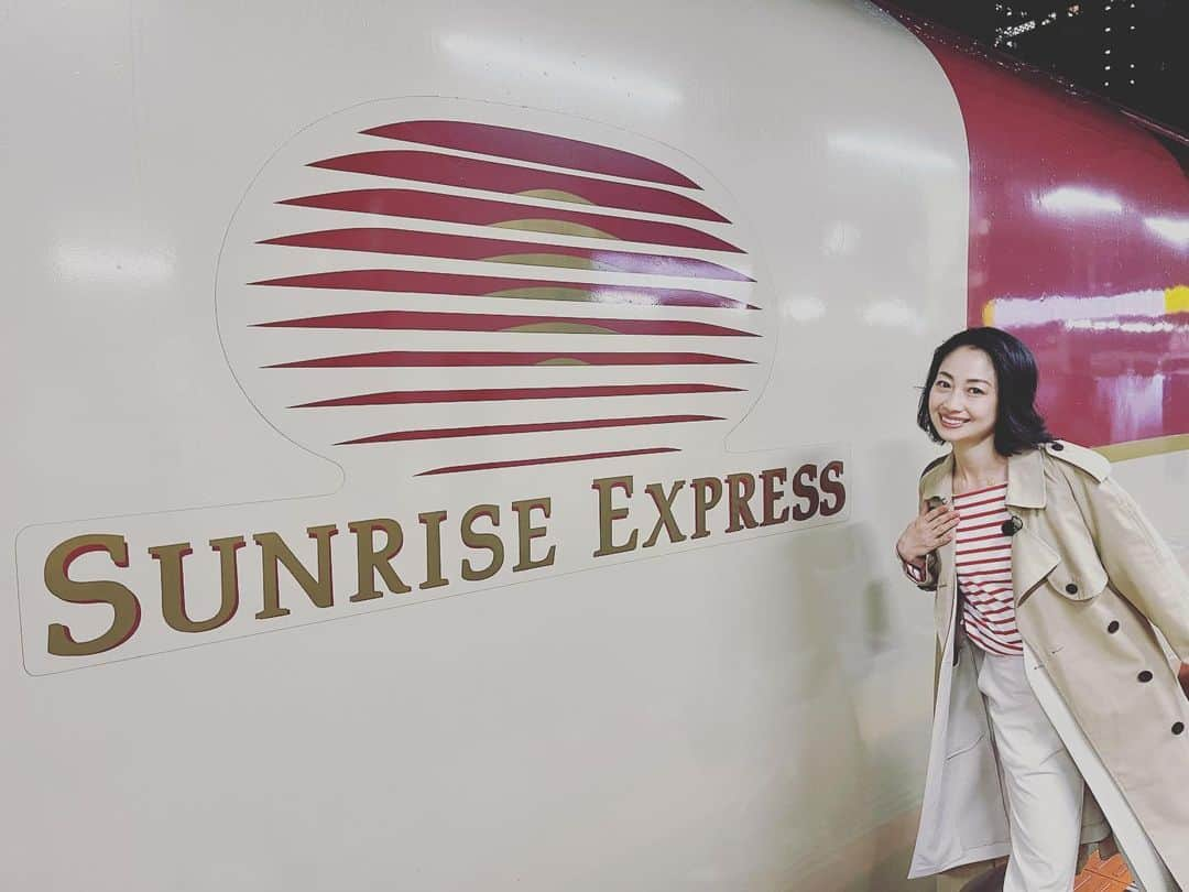 肘井美佳のインスタグラム：「Take a look at my Sunrise Express outfit!  蔵出し写真まだあります！  今回、寝台特急サンライズエクスプレスに乗車するにあたり、テンションの上がっている私は洋服までもサンライズ仕様にいたしました。 （あ、待って、ひかないで！）  ちなみにサンライズエクスプレスの色は  ・朝焼けの赤 ・朝霞(あさもや)のベージュ ・日の出の地平線をイメージした金色  の3色がメインカラーになっております。 （テストに出ます！）  ですので、今回のワタクシも  ・赤ボーダーシャツ ・ベージュのトレンチコート ・ゴールドのアクセサリー  でまとめられております。 （テストに出ません！）  ハイ、完全に自己満足の世界… いいんです！旅ですから！ 人生初の寝台車ですから！  さて、そんな旅の様子はハーフタイムツアーズの番組公式Youtubeチャンネルで観られますので、全然洋服見てなかった！という方も是非もう一度見てみてくださいませ:)  #halftimetours #sunriseexpress #sleepertrain #ハーフタイムツアーズ #サンライズエクスプレス #サンライズ出雲  #好きな電車に乗る時はそのカラーを #そんな選択もいいね」