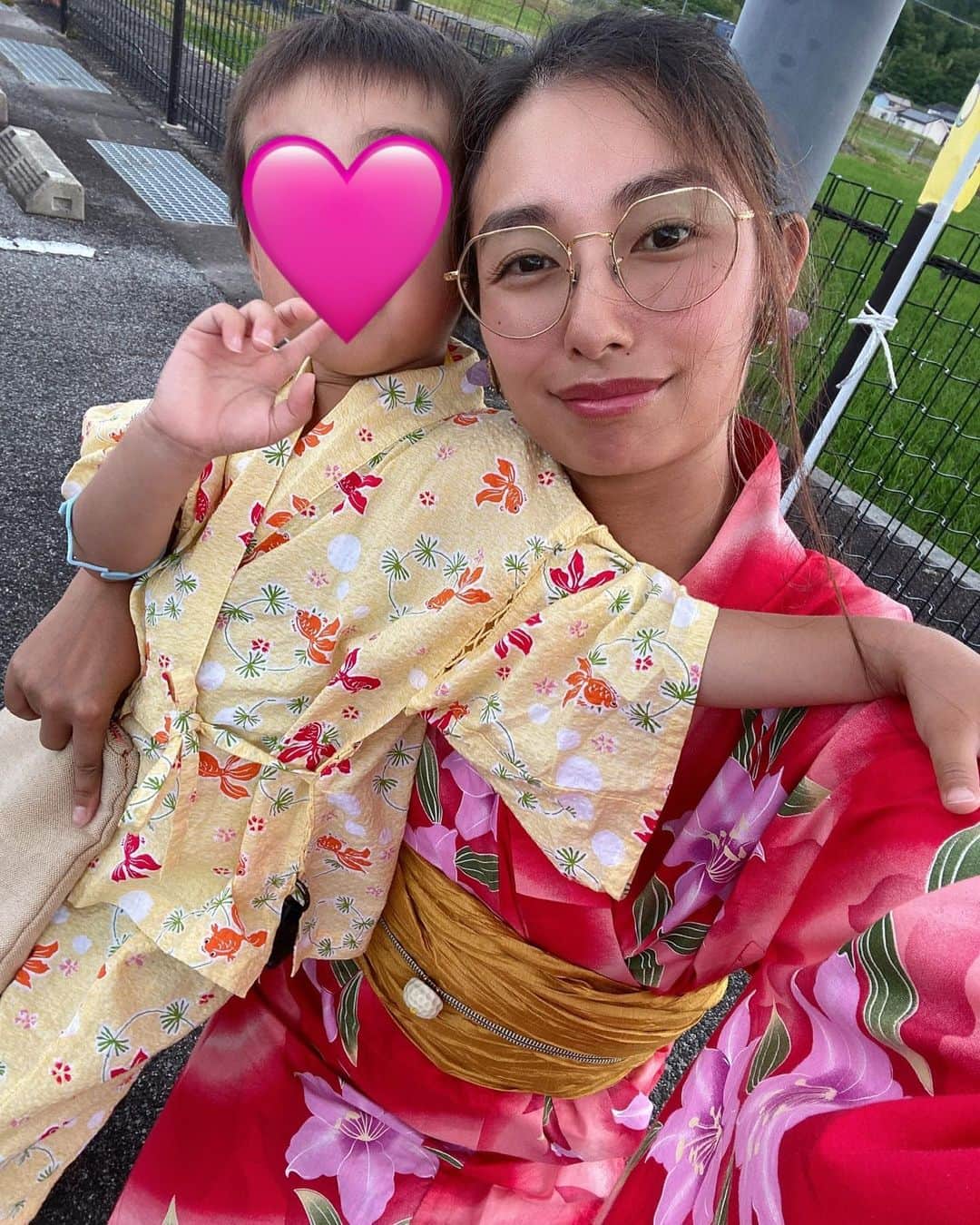 エマ中岡優姫のインスタグラム：「ホタル祭りがあるって 夕方に知って 急遽行ってきました✨ 友達もしてくれたので 子供達は楽しそうに走り回ってた😆✨ せっかくなので サニちゃんは甚平 エママは浴衣👘 でも化粧するのはちょっと めんどーで リップと眉毛だけで🙏w マツエクしてると 多少許される…よね？w この光るかんざしが可愛くて 今日つけたんだけど 子供に ホタルだ〜！ って言われたw なんだかごめんw 今日もまったりだけど 充実した日でよかった！ 明日からがんばろー✨ #サニ坊とエママの日常  #ホタル祭り  #浴衣  #甚平  #兵児帯アレンジ  #かんざし」