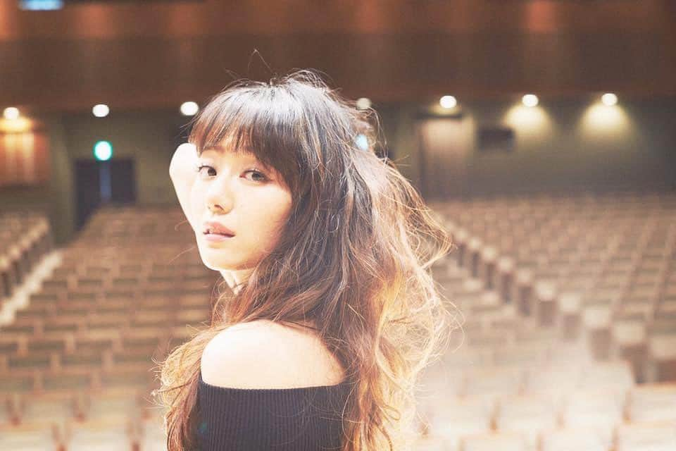 三井智映子さんのインスタグラム写真 - (三井智映子Instagram)「先週の相場を振り返りましょう。  先週の米市場は上昇。小幅ながらも主要3指数ともに上昇で終えています。  6日にオーストラリア準備銀行（豪中央銀行）が2会合連続で利上げを決定し、7日には予想外にカナダの中央銀行も利上げを決定したことで、世界的なインフレ懸念が改めて意識された形です。 13〜14日米FOMCでは利上げが見送られる見通しが優勢となっていますが、その次の7月や9月に利上げが再開されるとの警戒感が相場の重しとなっています。 週末9日の米市場でダウ平均は前日比43ドル17セント高の3万3876ドル78セントと小幅にですが4日続伸。 来週は重要イベントが盛りだくさんで、13日の5月CPI、13～14日のFOMCを控えて様子見ムードがあったよう。  日本市場では海外投資家が10週連続の買い越し。週末はメジャーSQを通過。SQに絡んだ売買が前場では見受けられたものの、前日の米市場の上昇や水曜木曜日と下落したことでの押し目買いが入り上げ幅を拡大し、週足では上昇で終えています。(SQ確定値は3万2018円38円銭でした。) 来週は13日に5月CPI、13～14日にFOMC 、15日にECB理事会、16日に日銀金融政策決定会合と16時半に植田総裁の記者会見がありますので、要チェックです。  #古い写真 ＃国立劇場 #今週余裕なかった」6月11日 22時28分 - chiekomitsui