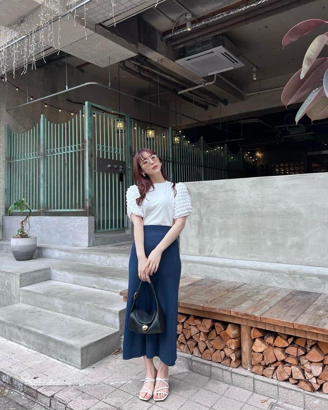 のインスタグラム：「このまえの💙 最近はカレーにハマってるの🍛  ポコポコトップスにUNIQLO & MAME のスカート☺️  サングラスは1500円でゲットしたやつ🤣🕶  #nostalgia #uniqlo #ノスタルジア #ユニクロ」