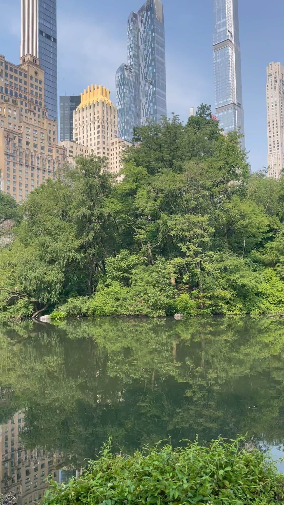 ジェニファー・グレイのインスタグラム：「new york, my first love. stepping into central park instantly unlocks my childhood memory vault. early days snapshots tumble forth. family picnics on blankets and sometimes rowboats, feeling so grown and proud learning to ride a two-wheeler with my nanny, nellie, running alongside  me. and later feeling really grown up and naughty smoking the then illegal joints with my pals. ahhh….the delicious make out sessions these benches have generously supported. i ❤️ny. #citykid #newyorkcity #centralpark #growingupnewyork」