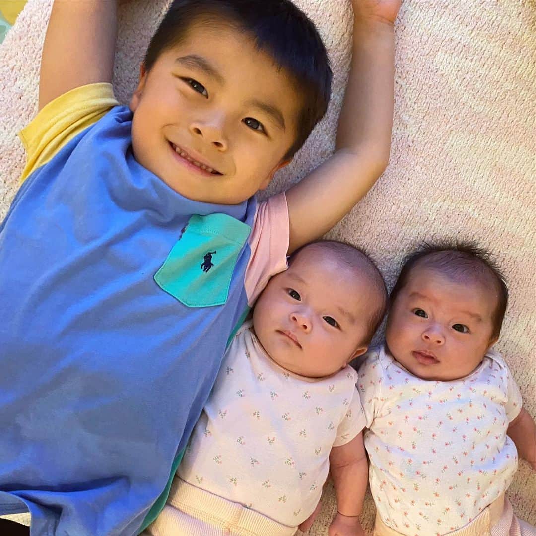 小川ひとみさんのインスタグラム写真 - (小川ひとみInstagram)「My❤️🌏❤️ #parentlife #twinsisters #thebestbrother  #family #2months」6月11日 22時31分 - hitomy220
