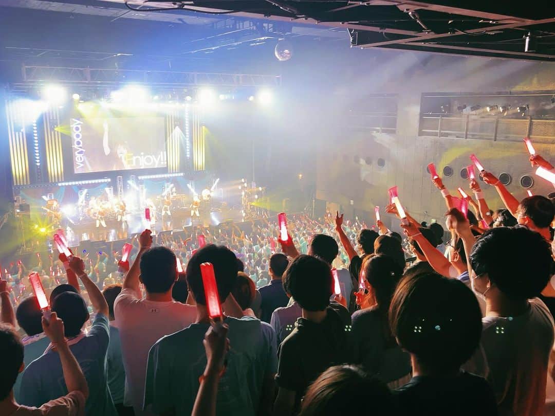 のインスタグラム：「✨✨✨✨✨✨ #鬼頭明里 Zepp Tour 2023「Glow up!!」 ✨✨✨✨✨✨  東京公演にご来場いただいた皆さま ありがとうございました❣️  今回も声出しライブの魅力が ぎゅっと詰まった素敵な公演でした〜🙌  引き続き、感想もお待ちしております💨  お気をつけてお帰りくださいね💫」
