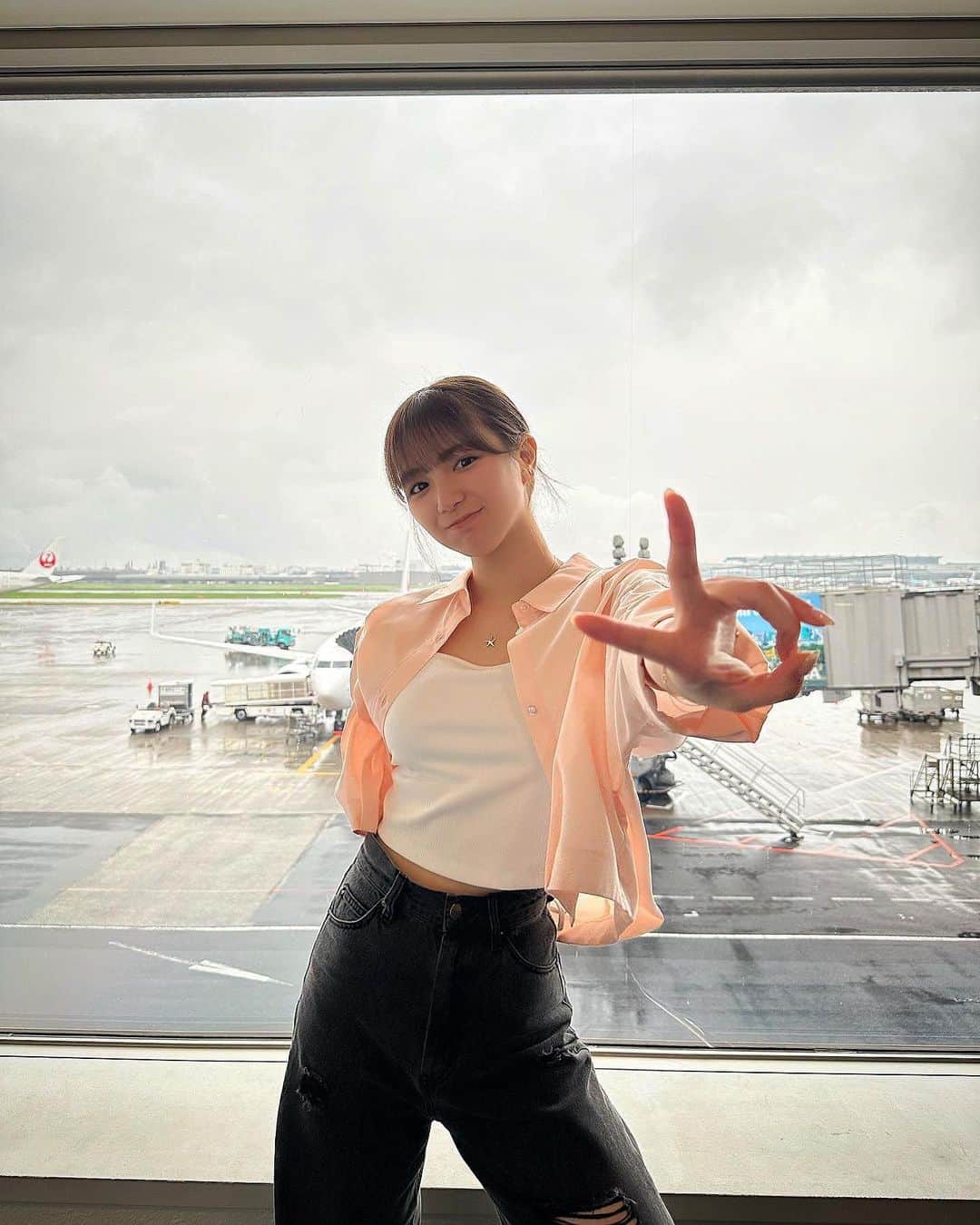 愛来さんのインスタグラム写真 - (愛来Instagram)「☁︎ 空港ってなんかわくわくするよね✈️   #私服 #愛来 shirt ▶︎ @redyazel  bottoms ▶︎ @chico__official___」6月11日 22時36分 - amefurasshi_aira_official_