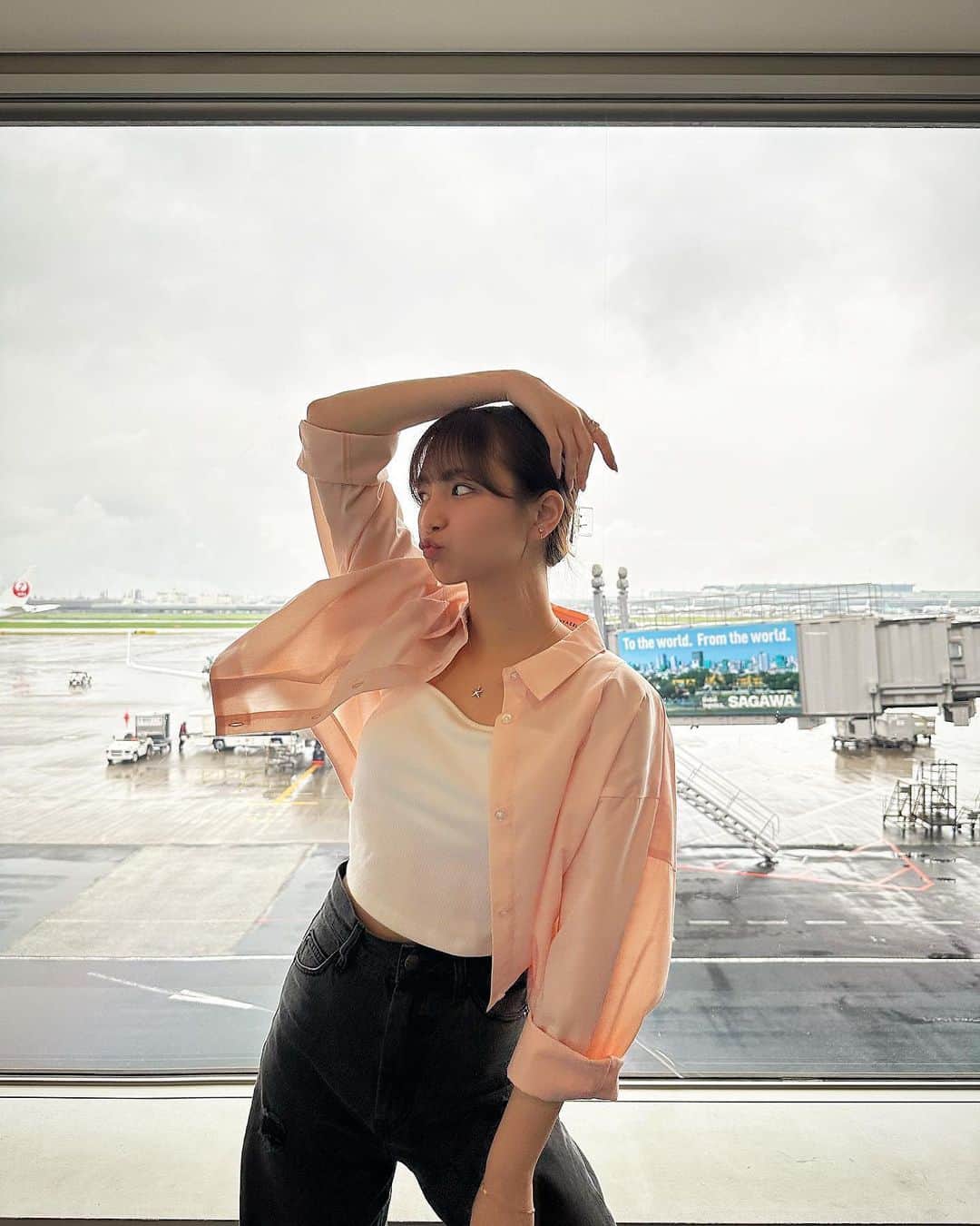 愛来さんのインスタグラム写真 - (愛来Instagram)「☁︎ 空港ってなんかわくわくするよね✈️   #私服 #愛来 shirt ▶︎ @redyazel  bottoms ▶︎ @chico__official___」6月11日 22時36分 - amefurasshi_aira_official_