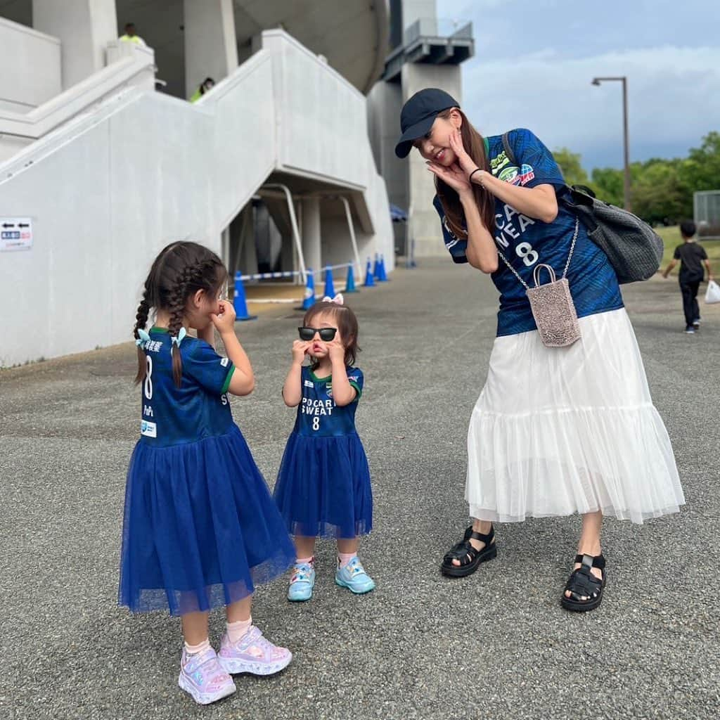 丸高愛実さんのインスタグラム写真 - (丸高愛実Instagram)「亜美がいっちゃん(旦那さん)と家に遊びに来てくれた〜😘 いっちゃんが徳島出身なの👍  久々に友達に会えて話せて幸せ🍀 まだまだ話足りなかったなぁ😝  一緒に試合🏟️へGO⚽️WIN⭐️😍  明日誕生日でしょーってケーキ🎂持ってきてくれた🥹🥹🥹 ありがとう🥹HAPPYな1日でした🥰  #幸 #LOVE」6月11日 22時40分 - marutakamanami