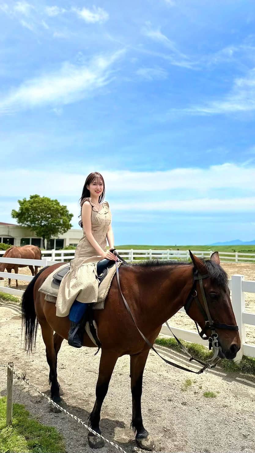 阿部菜渚美のインスタグラム：「🐴☀️ お馬さんに乗りリンクと同じ気持ちを 体験させていただきました🏇⚔️ 景色もとっても良く癒されました(*´˘`*)⛰️𓏸𓈒  #乗馬体験  #乗馬 #お馬さん」