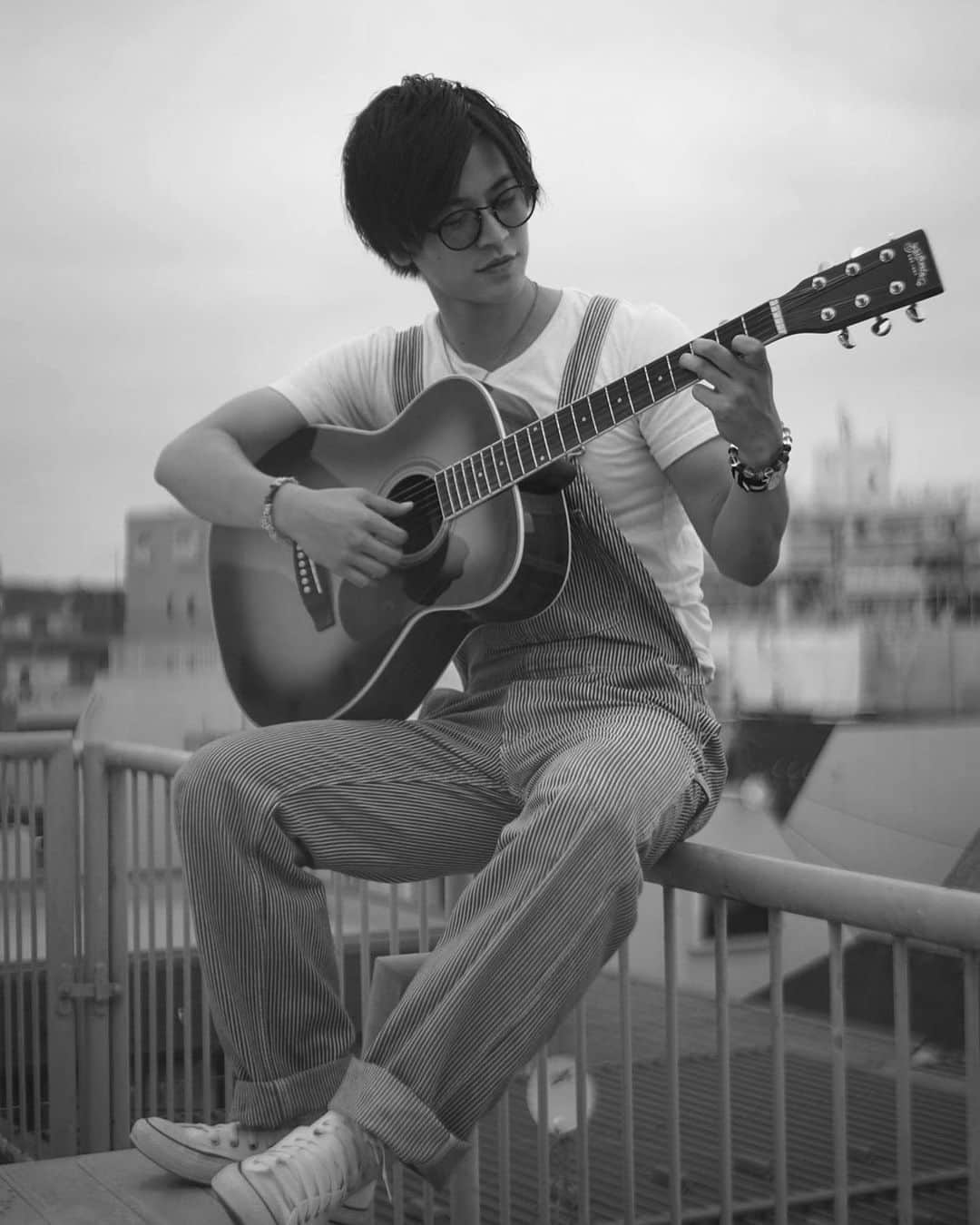 のインスタグラム：「休日の過ごし方🍀  #日曜日 #オフコーデ #オールインワン #ギター #モノクロ #sunday #casualstyle #holiday #guittar #monochrome」