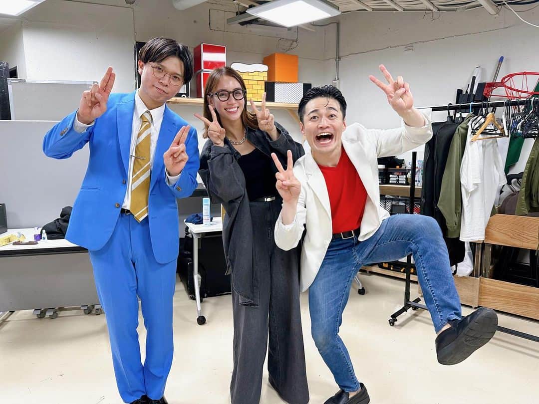 滝沢カレンのインスタグラム：「ケビンスさんのお笑い単独ライブ第二回を 観てきました🥰  最近とある出来事で出会い、さっそくお邪魔してきたのですが...息の根止まるかと思いました🤣もう面白すぎて、、途中動画が流れるのですが、よしここで一息つこうなんて甘い考えを持つものなら大間違いです✨  その動画すらなんてったって面白いのですから😂👏🏼👏🏼👏🏼  どこでも息整えられませんでした😶‍🌫️  幸せな悩みです❤️  ケビンスさんのお二人の手と手がしっかり握り合った絶妙なバランス加減が素敵すぎました✨✨✨✨  ジャンプ力万歳な元気満々な山口さん、 いつだって冷静で学者みたいな仁木さんが 夢中で見てしまいます😂✨✨✨✨  お笑い芸人さんって改めてすごいです。 大尊敬しかしません。  ほんとうに笑った日曜日夜でした🌉  ありがとございました😆  #ケビンス単独」