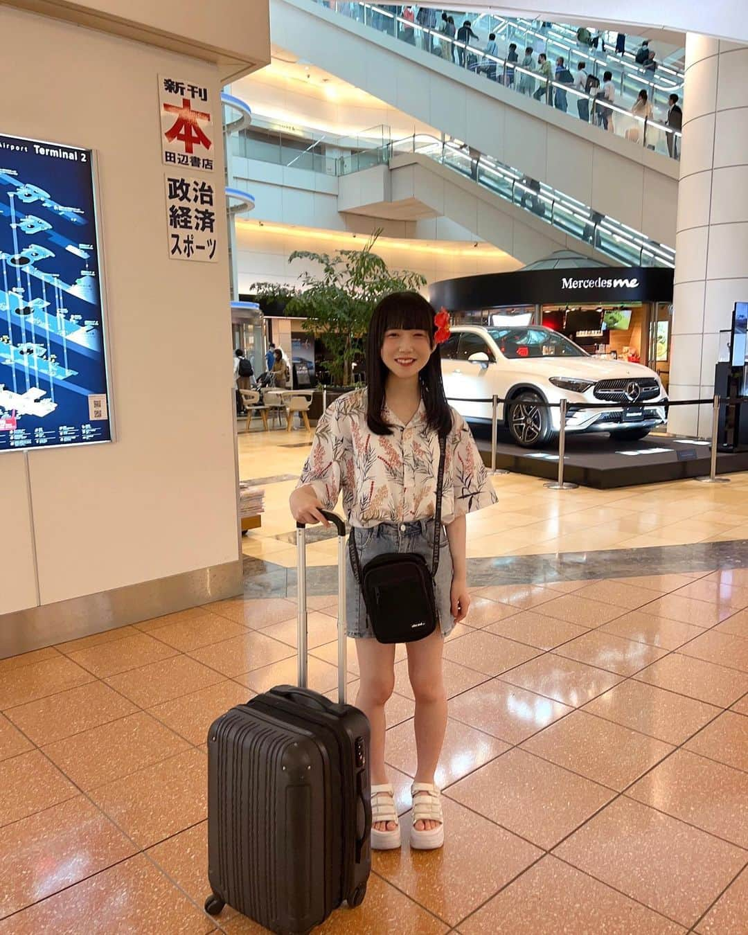 新居歩美さんのインスタグラム写真 - (新居歩美Instagram)「沖縄遠征1日目🍹羽田空港から浮かれてアロハシャツとハイビスカス🌺 いっぱい食べた〜 楽しかった〜」6月11日 22時55分 - ayuchi_nii