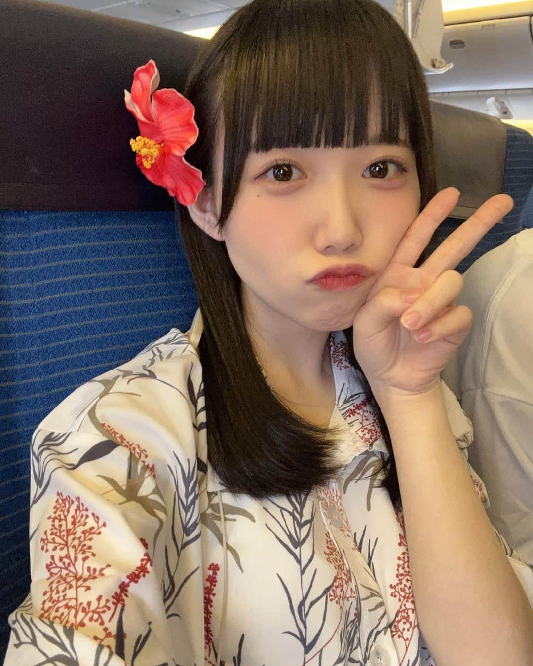 新居歩美さんのインスタグラム写真 - (新居歩美Instagram)「沖縄遠征1日目🍹羽田空港から浮かれてアロハシャツとハイビスカス🌺 いっぱい食べた〜 楽しかった〜」6月11日 22時55分 - ayuchi_nii