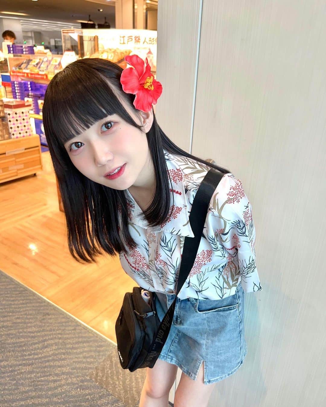 のインスタグラム：「沖縄遠征1日目🍹羽田空港から浮かれてアロハシャツとハイビスカス🌺 いっぱい食べた〜 楽しかった〜」