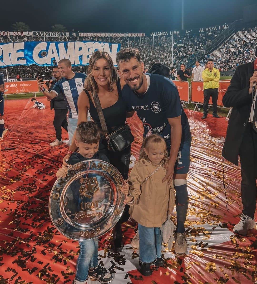 サンチャゴ・ガルシアのインスタグラム：「🏆 💙🤍 Gracias #familiablanquiazul  C A M P E O N E S」
