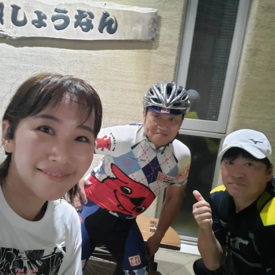 水野友貴のインスタグラム：「【ゆうきchallenge26】 上坂コーチが戻ってきた‼️今日は仕事終えてからランニング練習再開☺️ 「我孫子ゆうき部」総出で応援してくれていてます🏃差し入れにいただいたアミノ酸ドリンク、とっても助かった🎵 手賀沼自転車倶楽部の森谷会長も撮影や励ましでご協力してくれました。 本日の練習メニューは手賀大橋往復、市役所前の坂往復を含む8キロ練習でした☺️ 一人で練習すると歩いたり止まったり4～5キロでバテバテなのに、みんながいると走れるのは不思議✨ 今日は珍しく全身adidasコーデ✡️  【この日の#ランニングウェア 】 #adidas @adidas  #running #run #ランニング初心者と繋がりたい  #ランニング #マラソン初心者 #マラソン  #ランニング女子 #千葉県議会議員 #水野ゆうき #ゆうきチャレンジ #ゆうきchallenge」