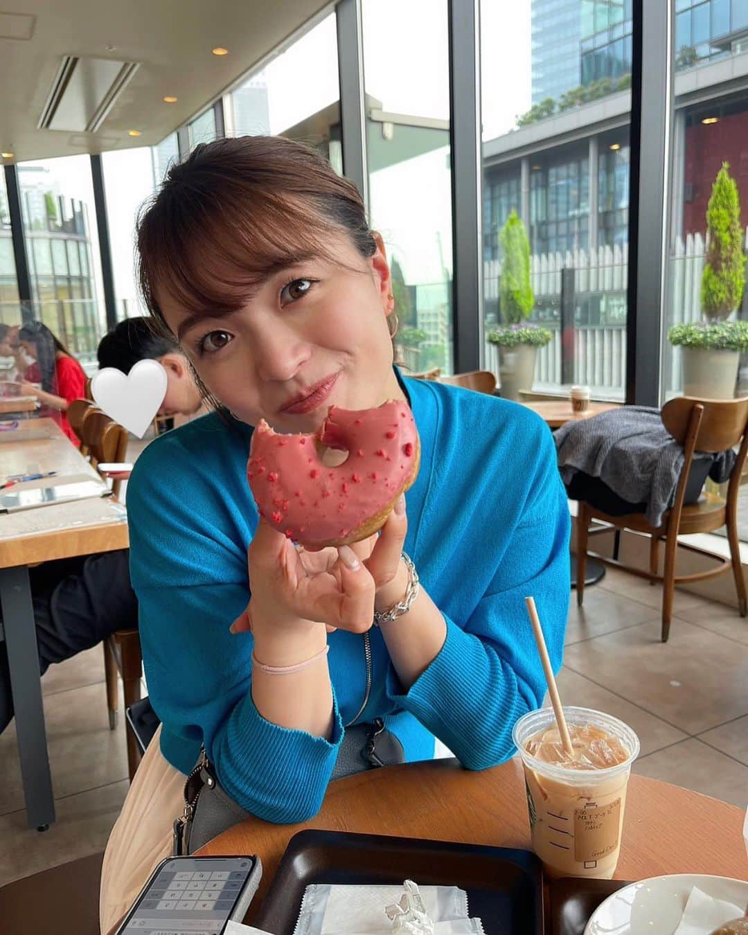 中谷萌さんのインスタグラム写真 - (中谷萌Instagram)「🍩🍓🍩🍓   昔からドーナツはイチゴかかってるのが好き☺️ スタバのこのストロベリードーナツ美味しかった〜🤤  スタバのスイーツは何が好きですかあ！！」6月11日 22時49分 - n_moepi_fbs