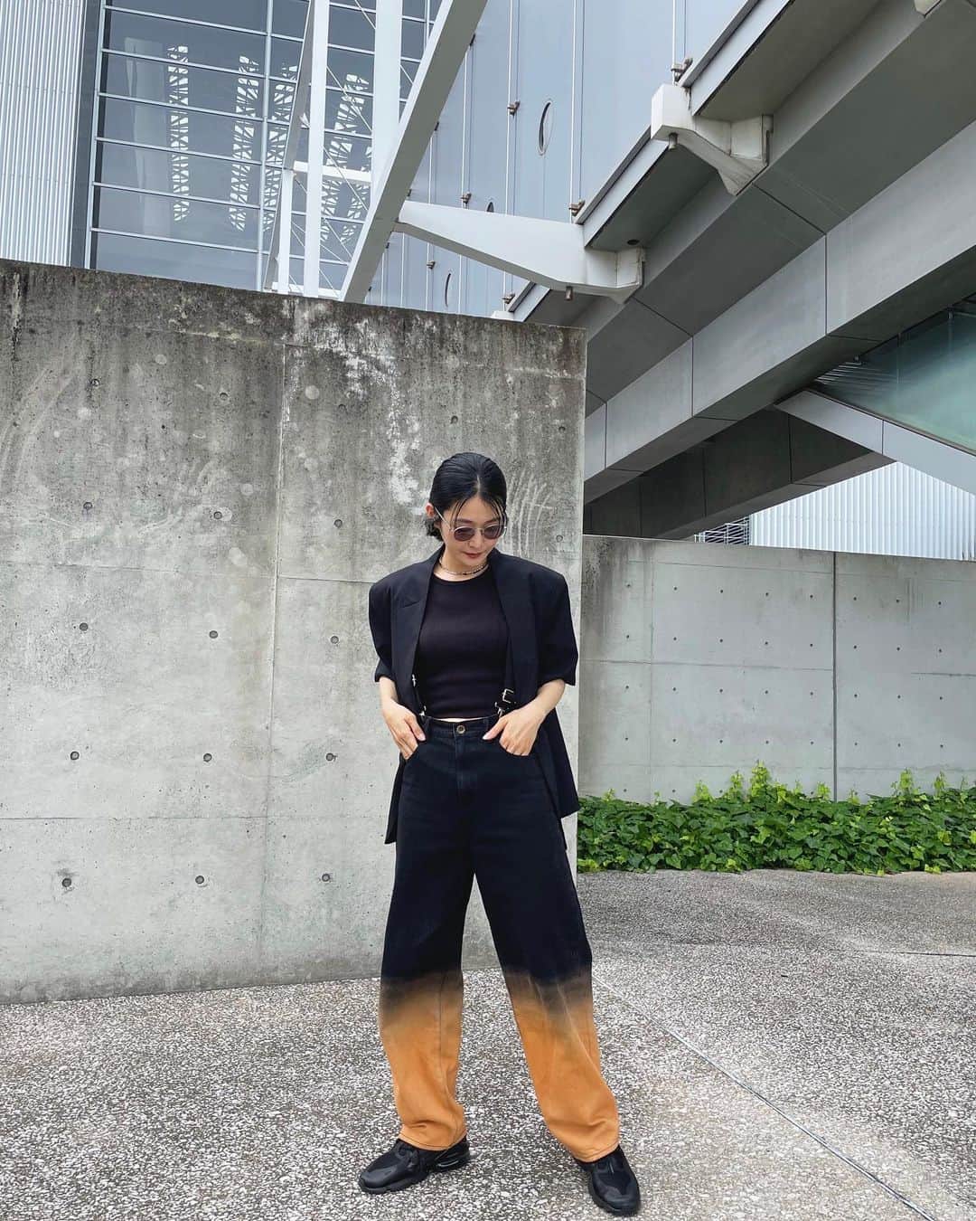 Karunaのインスタグラム：「☄️☄️☄️ 久しぶりにコーデを撮ってもらったんだけど どうやって写れば良いのか悩んじゃった🫨笑 最近サスペンダーの快適さにハマってます✌️」