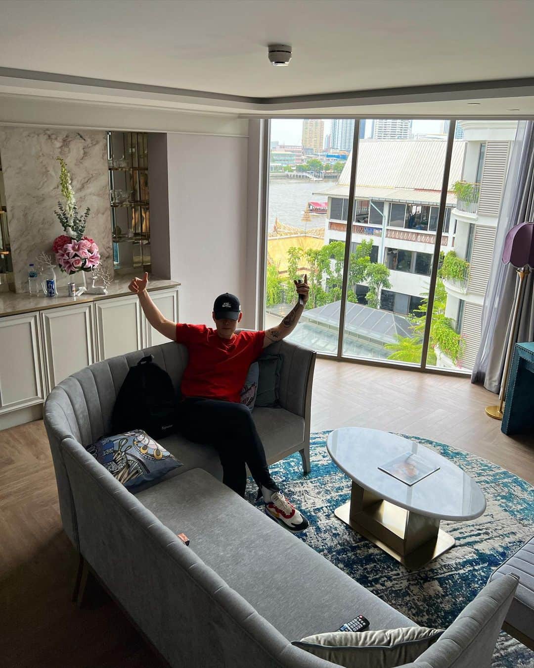 ZELO さんのインスタグラム写真 - (ZELO Instagram)「Thanks to you, I was able to relax and finish the dance workshop well 🕺🏻✨  @thesalilhotelriversidebangkok」6月11日 22時51分 - byzelo