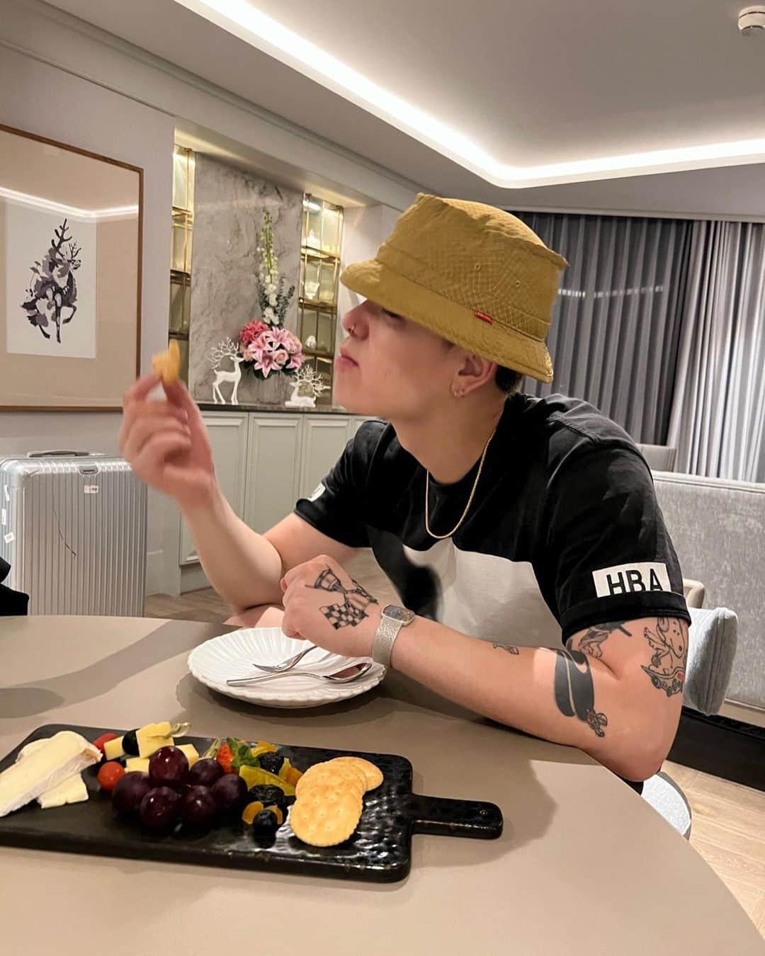 ZELO のインスタグラム：「Thanks to you, I was able to relax and finish the dance workshop well 🕺🏻✨  @thesalilhotelriversidebangkok」